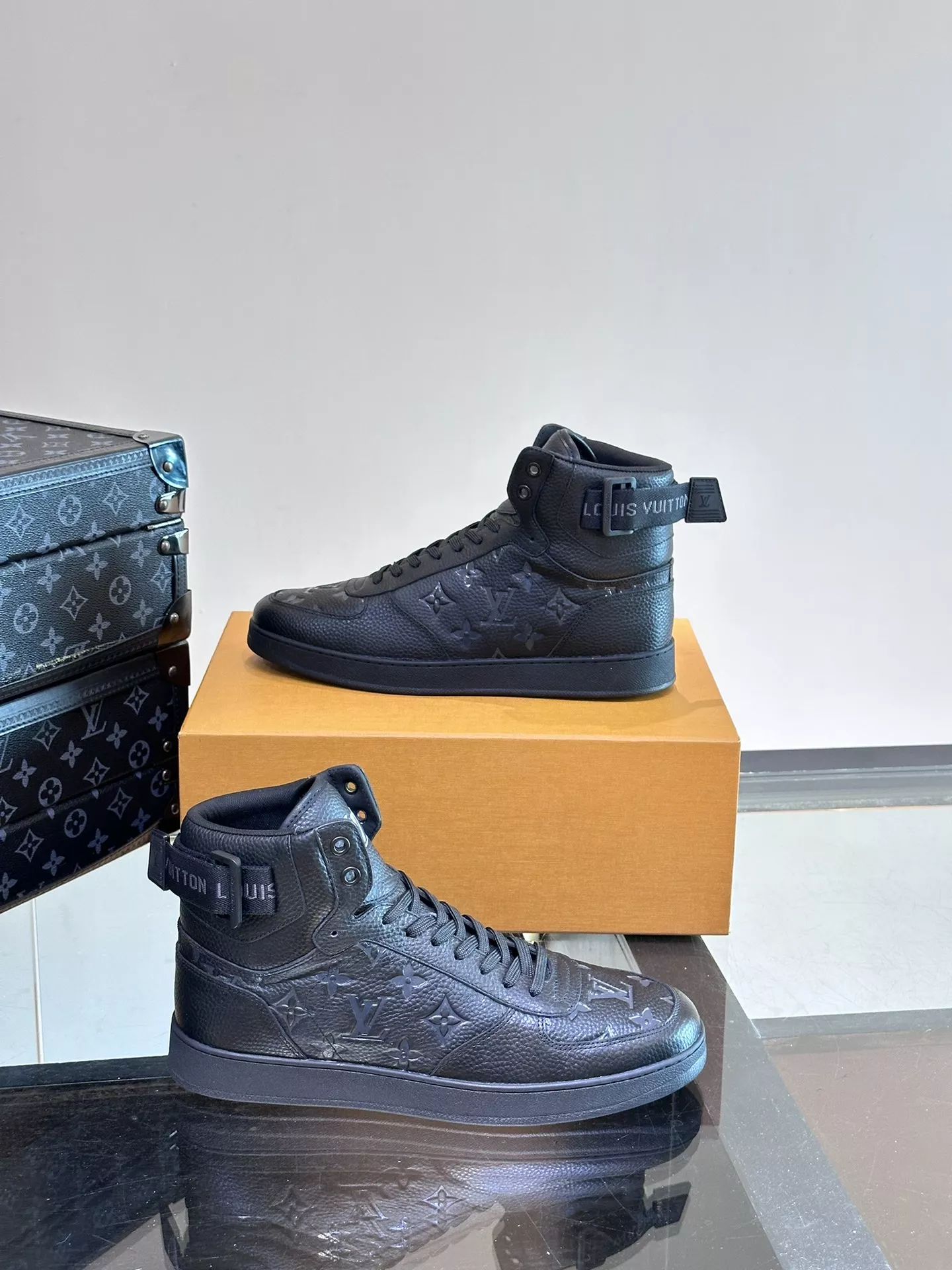 Elegant 3587 Louis Vuitton High Tops Shoes For Men