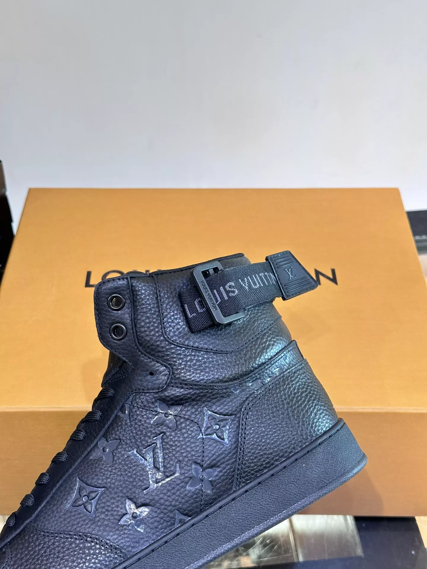 Elegant 3587 Louis Vuitton High Tops Shoes For Men