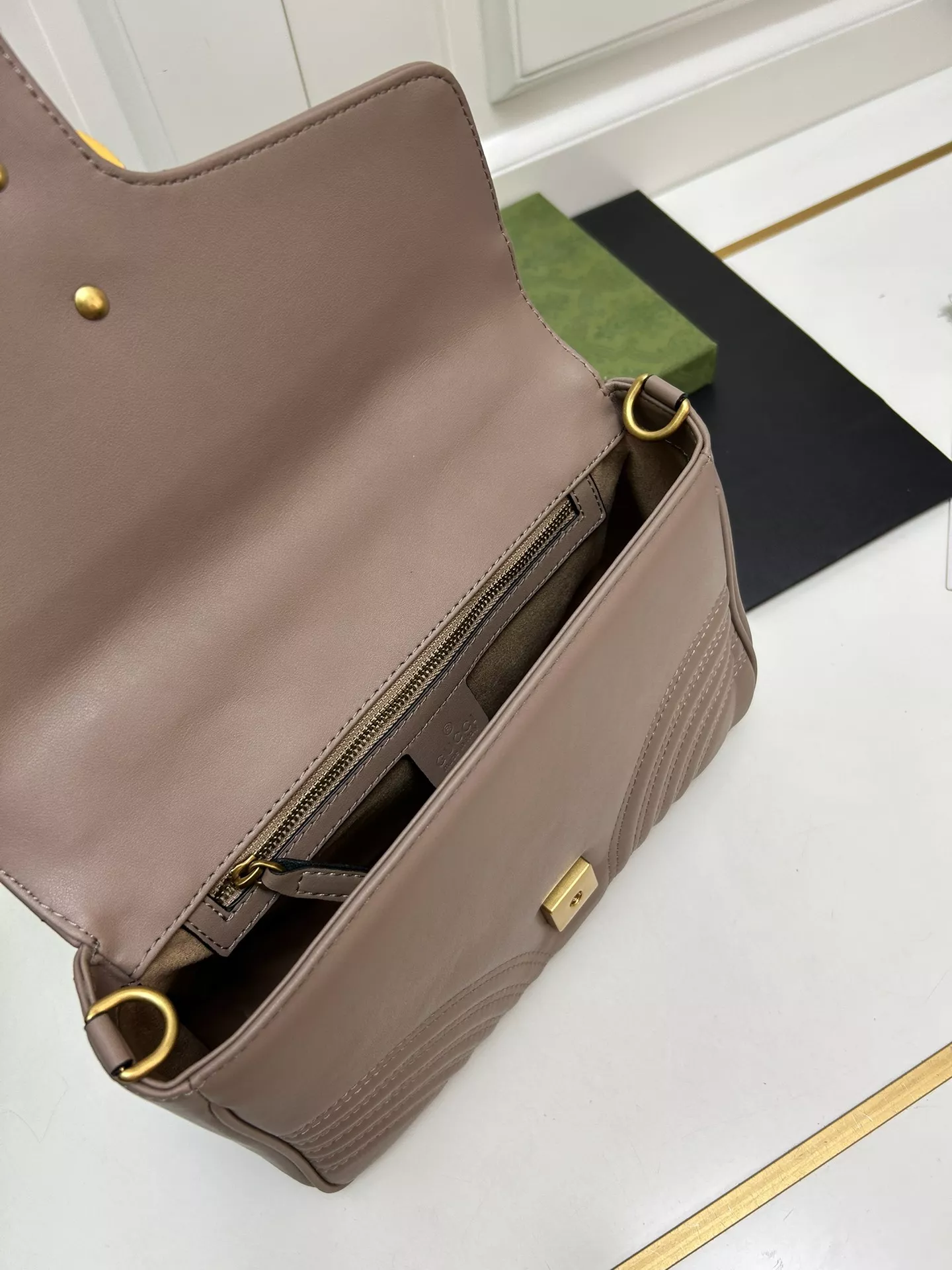 Elegant 397 Gucci AAA Quality Messenger Bags For Women