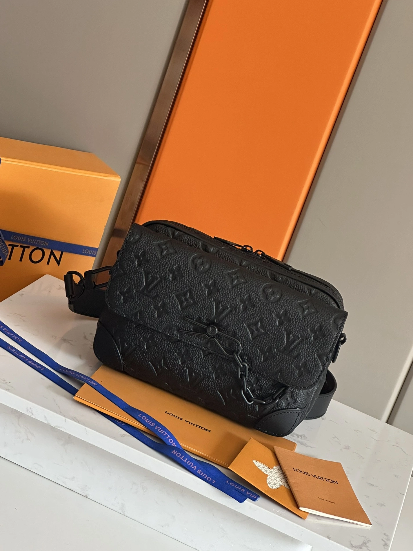 Elegant 7716 Louis Vuitton AAA Man Messenger Bags