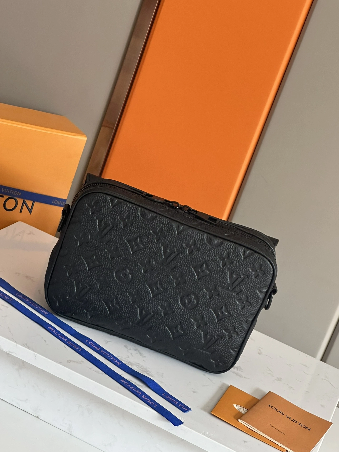 Elegant 7716 Louis Vuitton AAA Man Messenger Bags