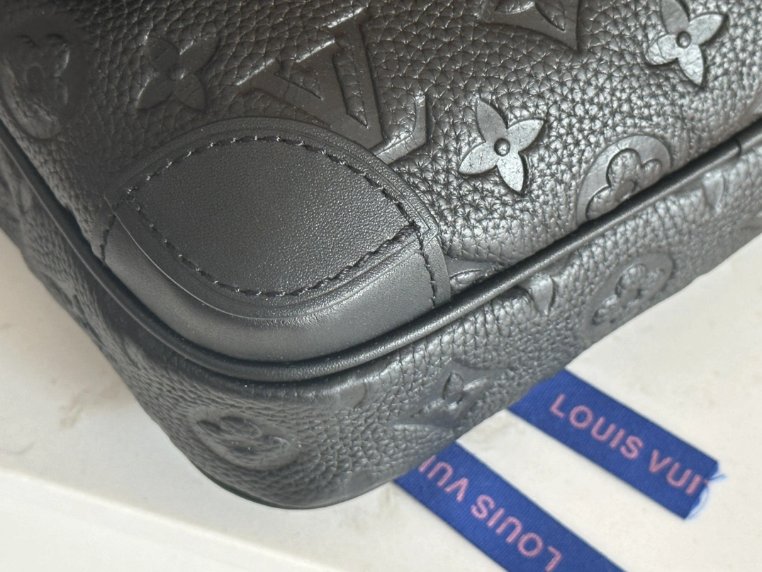Elegant 7716 Louis Vuitton AAA Man Messenger Bags