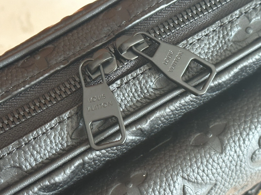 Elegant 7716 Louis Vuitton AAA Man Messenger Bags