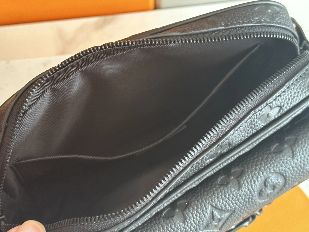 Elegant 7716 Louis Vuitton AAA Man Messenger Bags