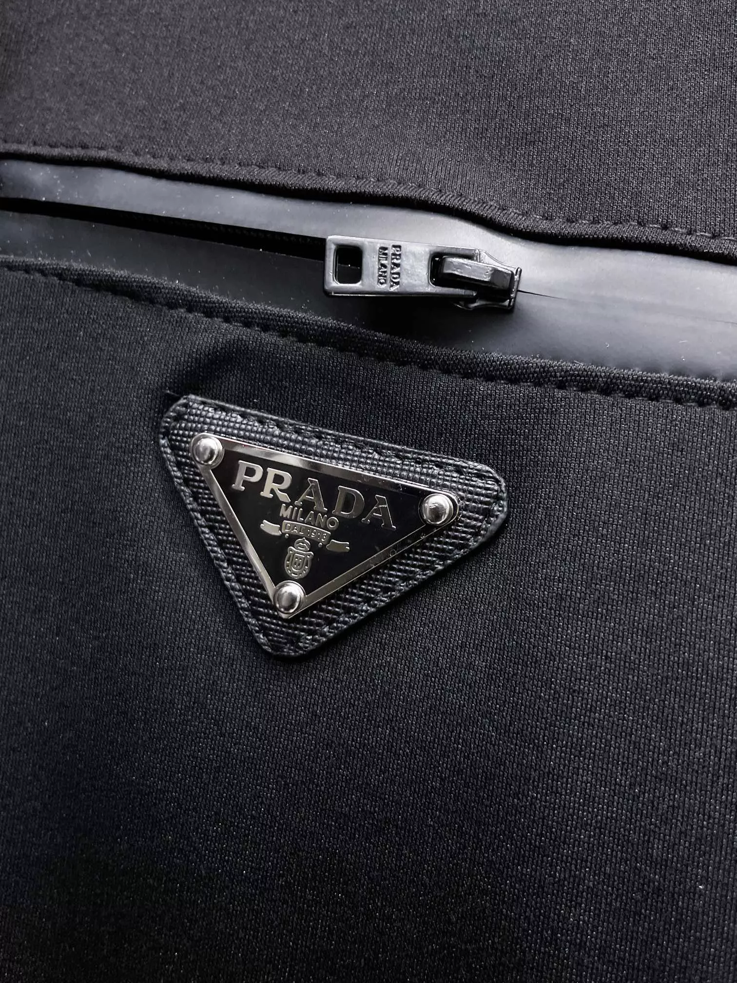 Elegant 7852 Prada Tracksuits Long Sleeved For Men