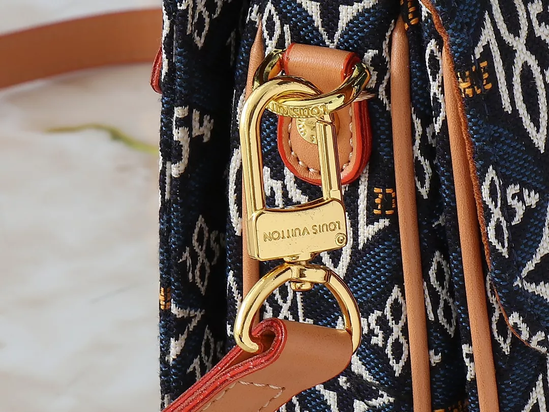 Elegant 8191 Louis Vuitton AAA Quality Messenger Bags For Women