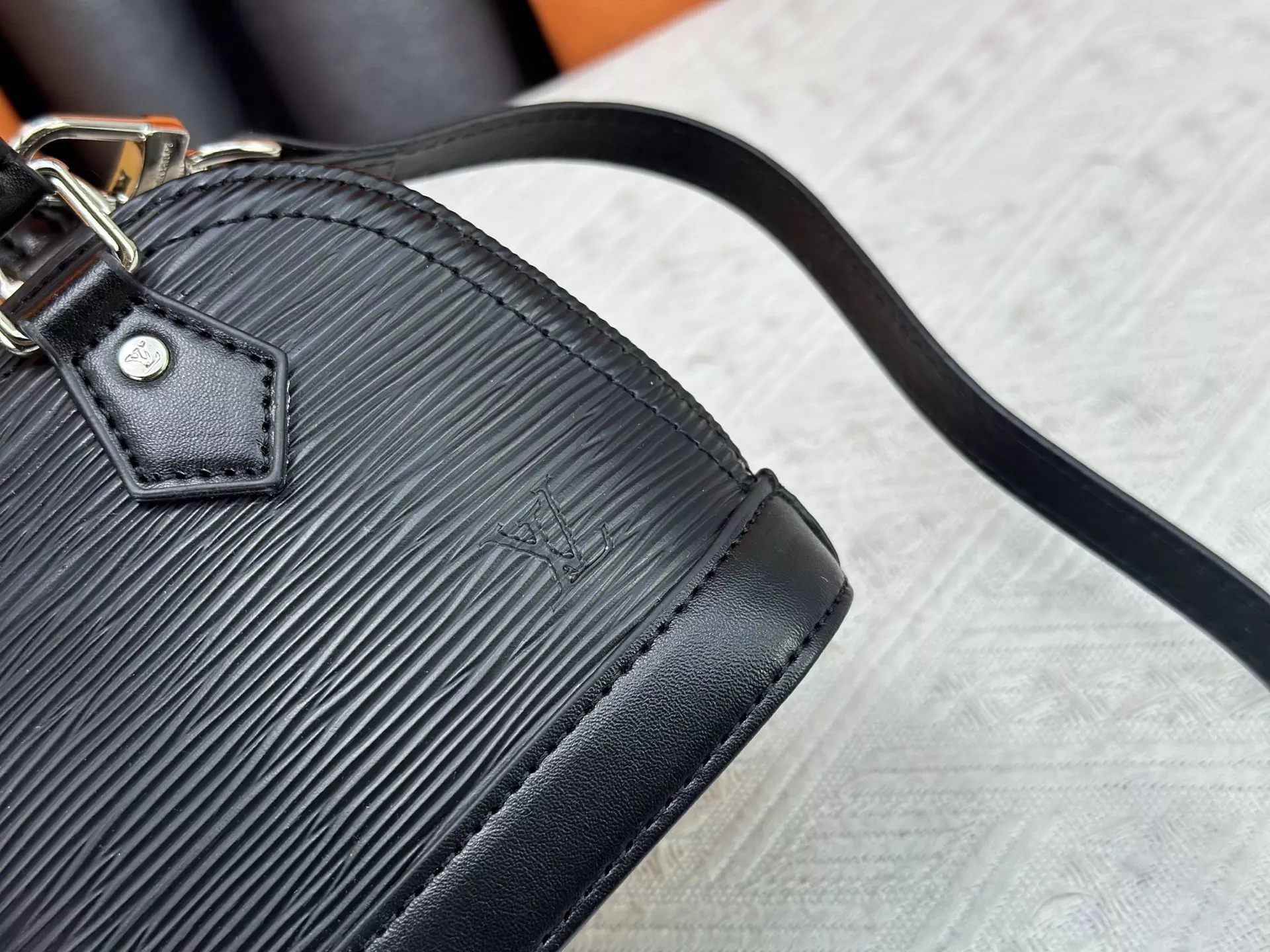 Elegant 8225 Louis Vuitton AAA Quality Handbags For Women