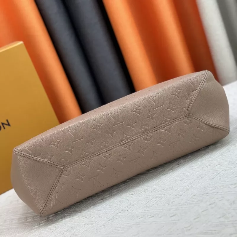 Elegant 8313 Louis Vuitton AAA Quality Messenger Bags For Women