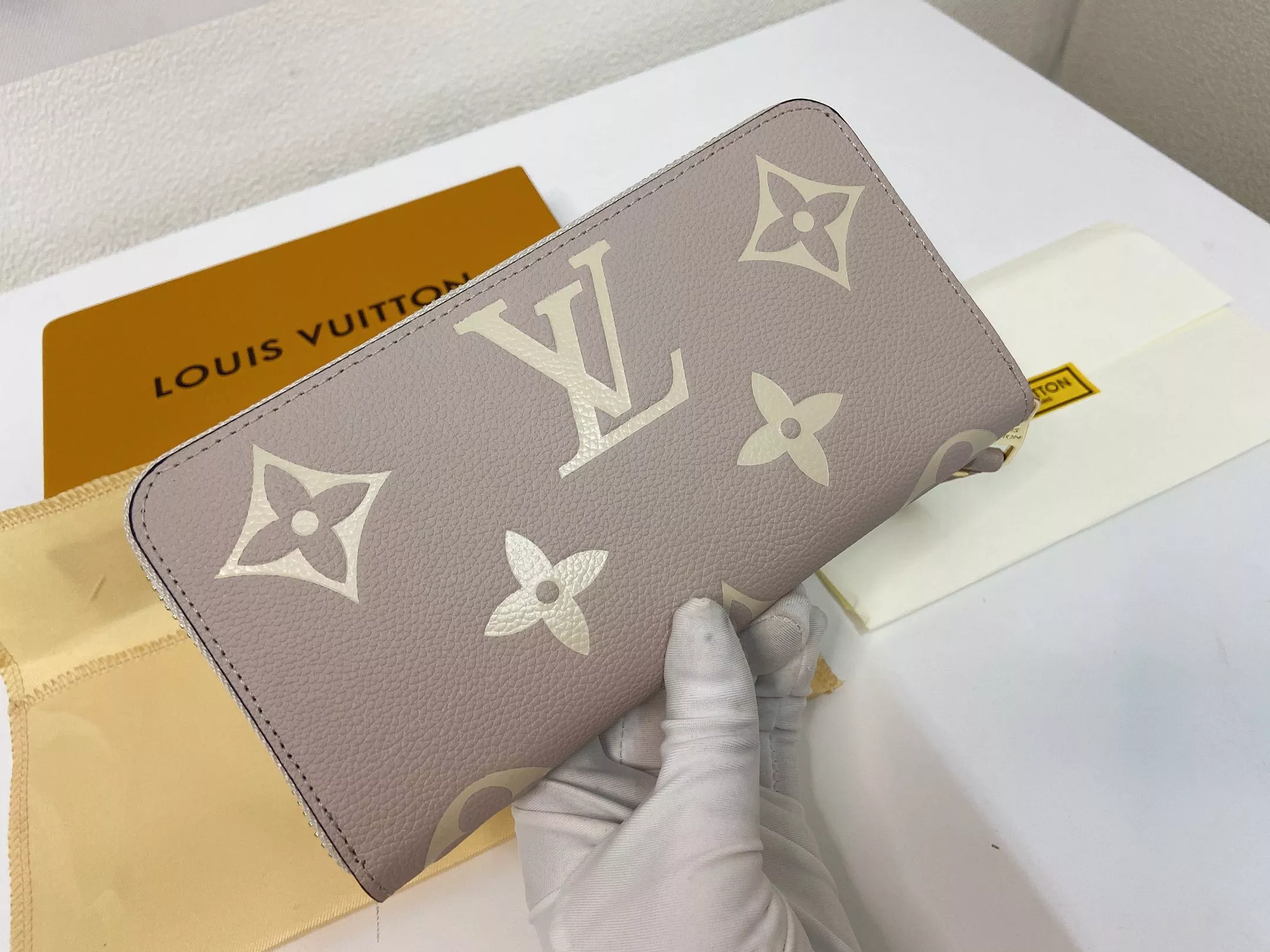 Elegant 8678 Louis Vuitton LV Wallets