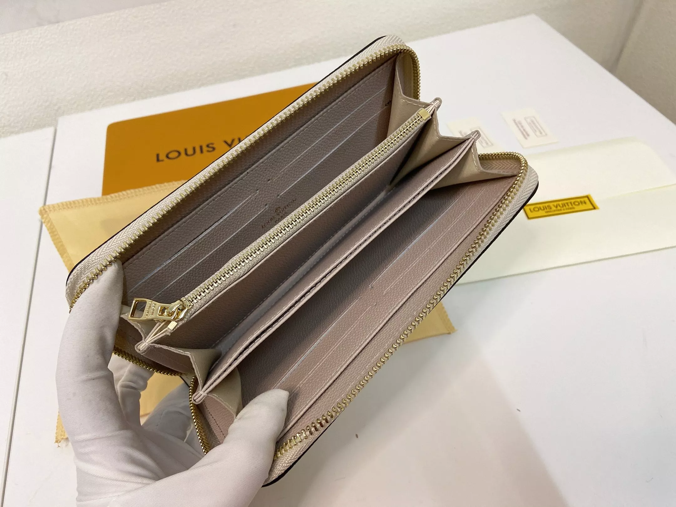 Elegant 8678 Louis Vuitton LV Wallets