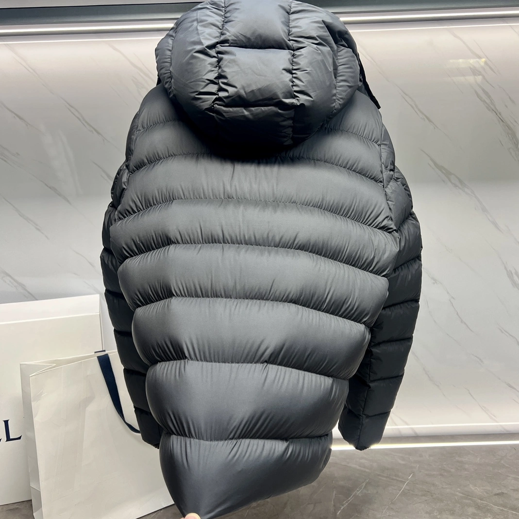 Elegant 8711 Moncler Down Feather Coat Long Sleeved For Unisex