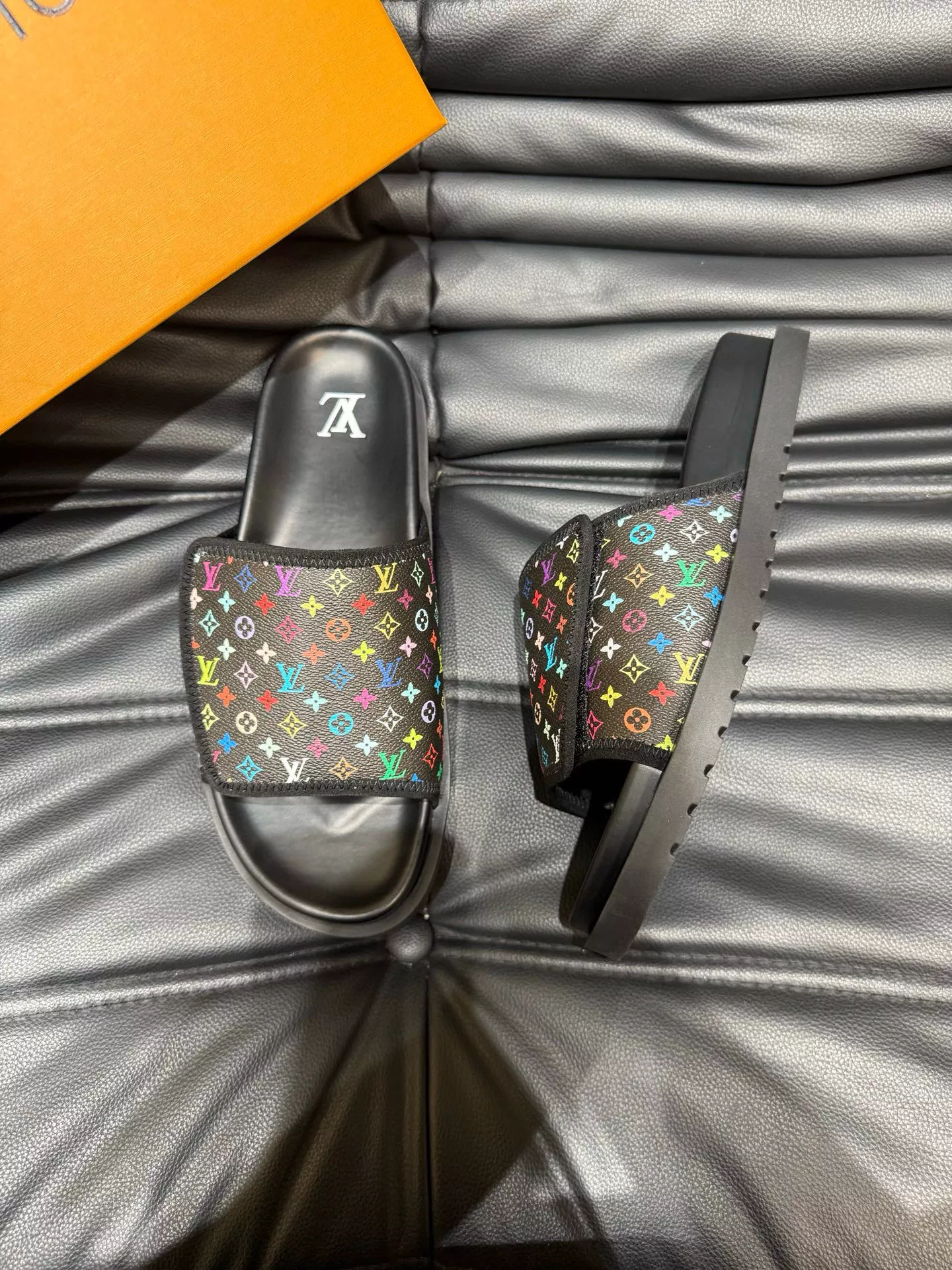 Elegant 8823 Louis Vuitton Slippers For Men