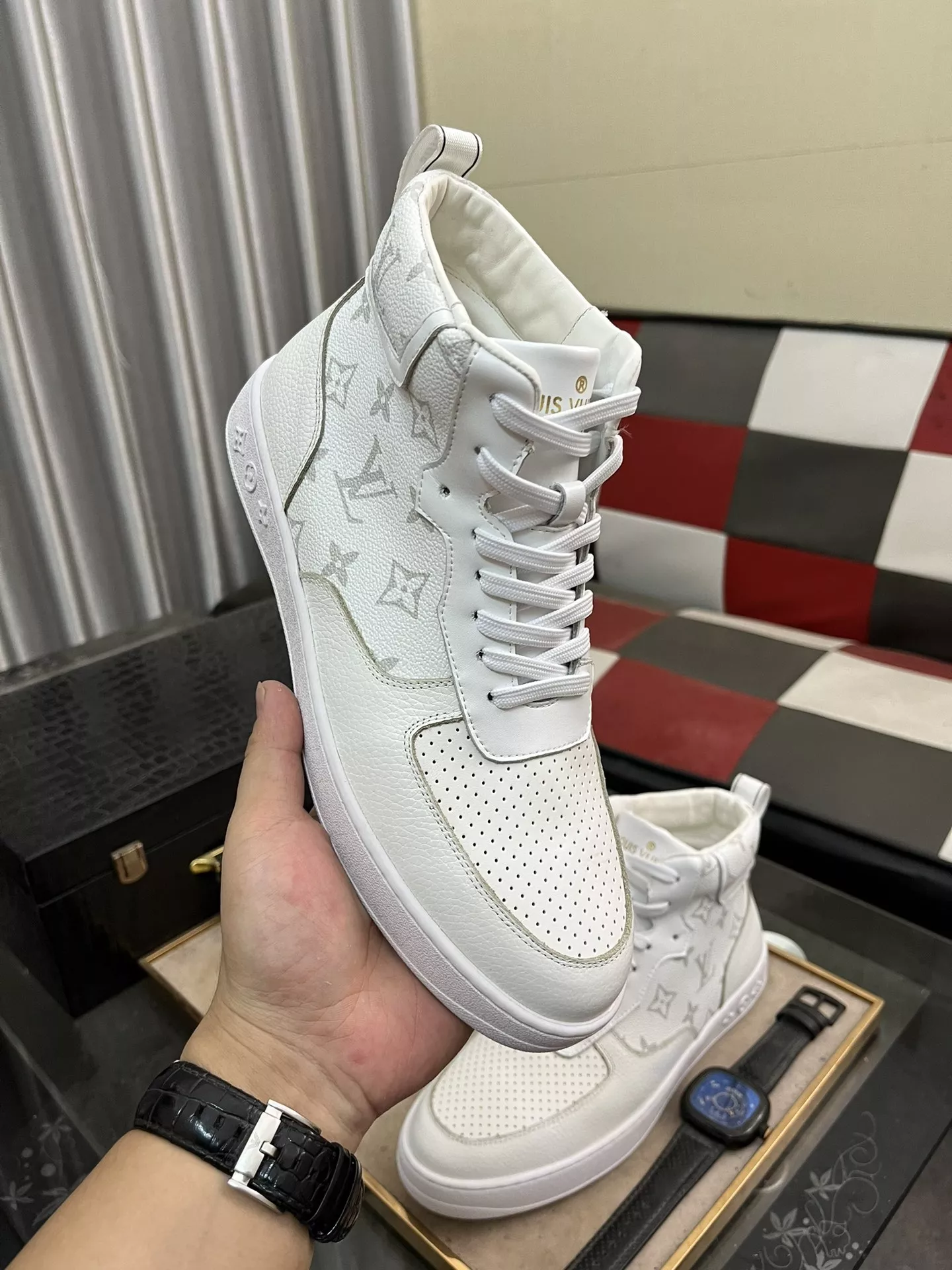 Elegant 9096 Louis Vuitton High Tops Shoes For Men