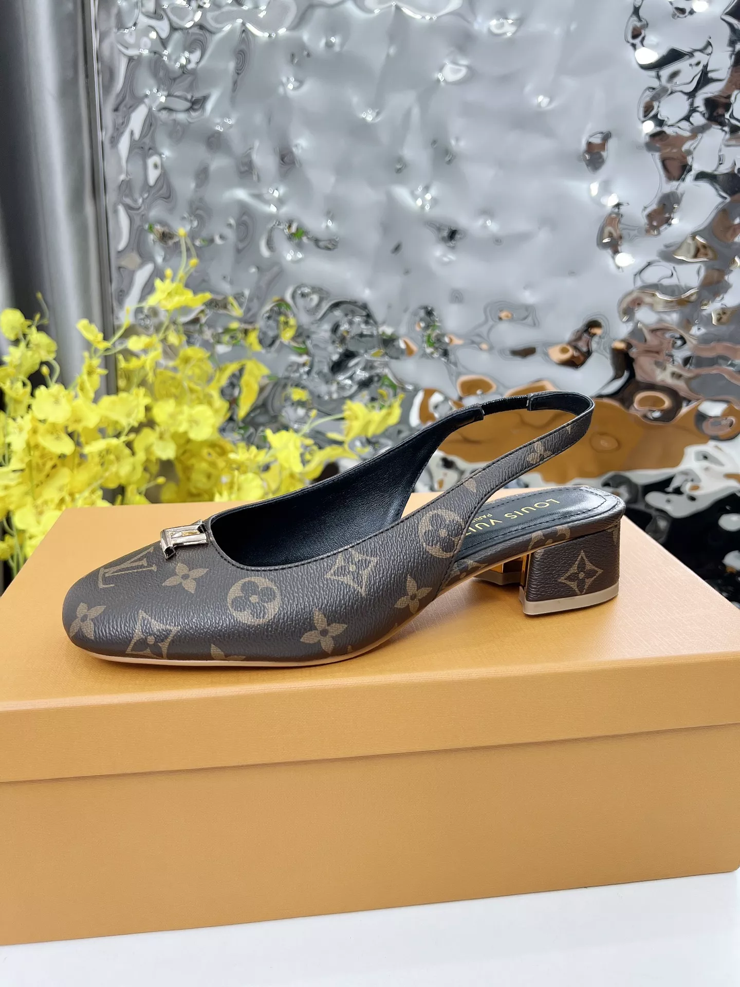 Elegant 9338 Louis Vuitton Sandal For Women