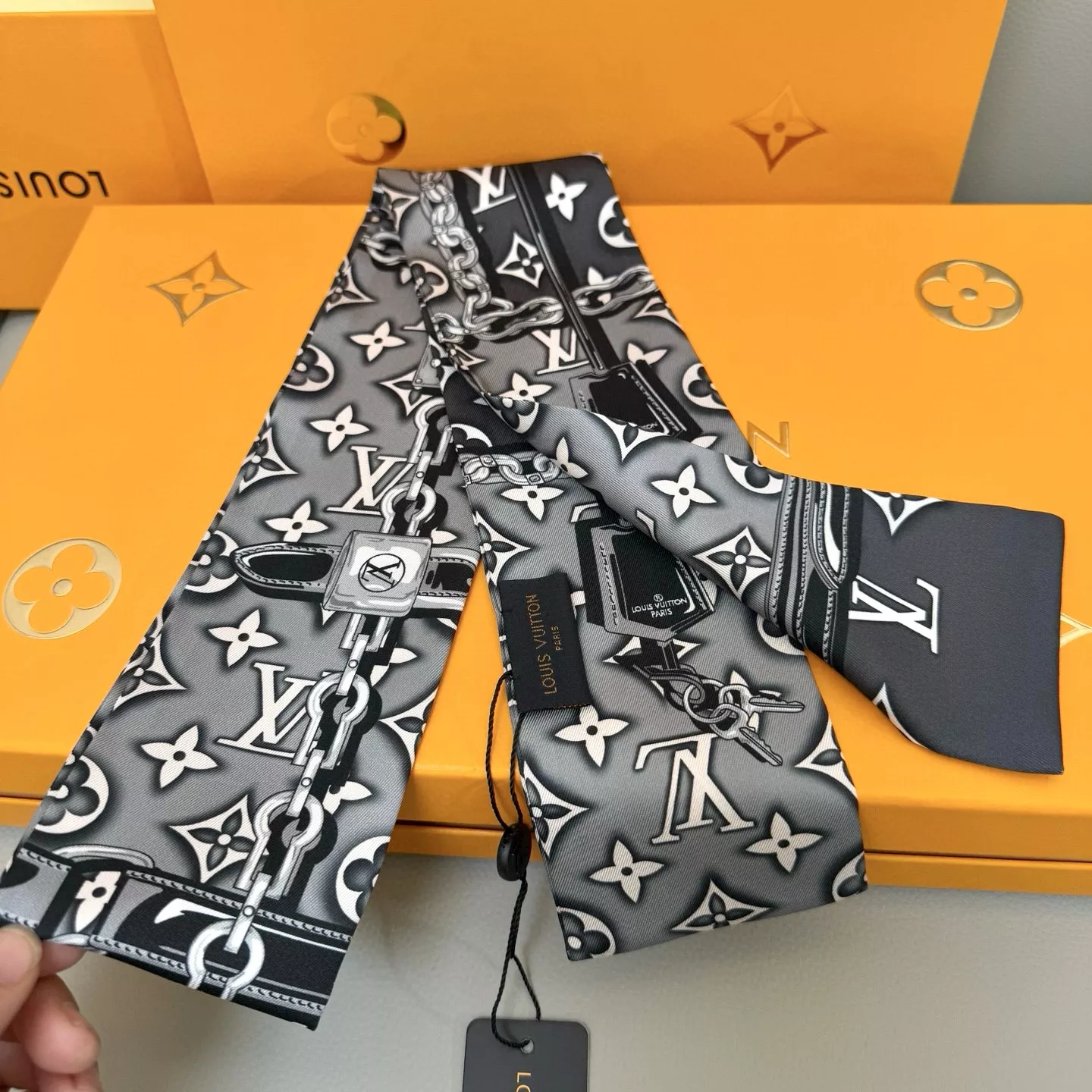 Elegant 9421 Louis Vuitton Silk Scarf