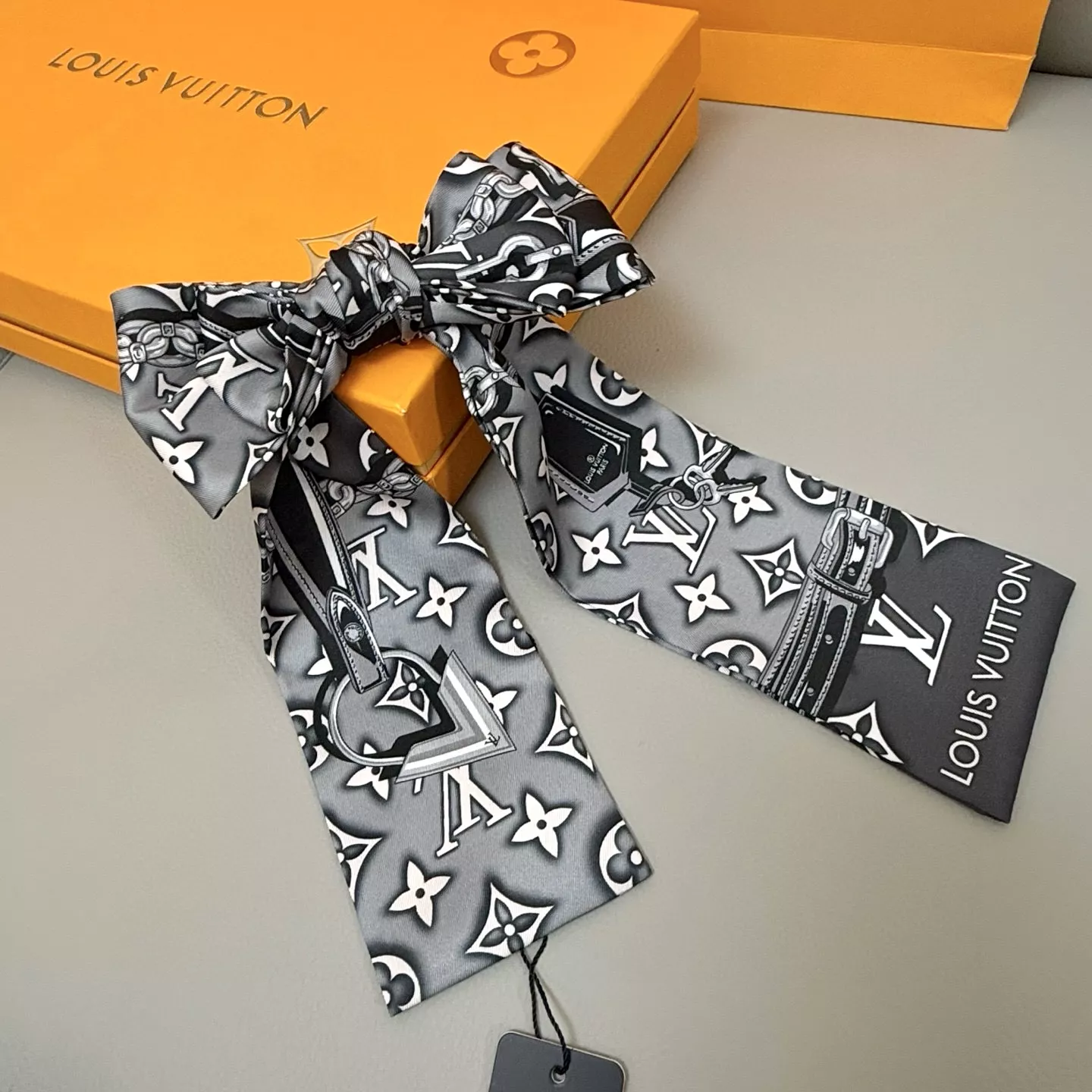 Elegant 9421 Louis Vuitton Silk Scarf