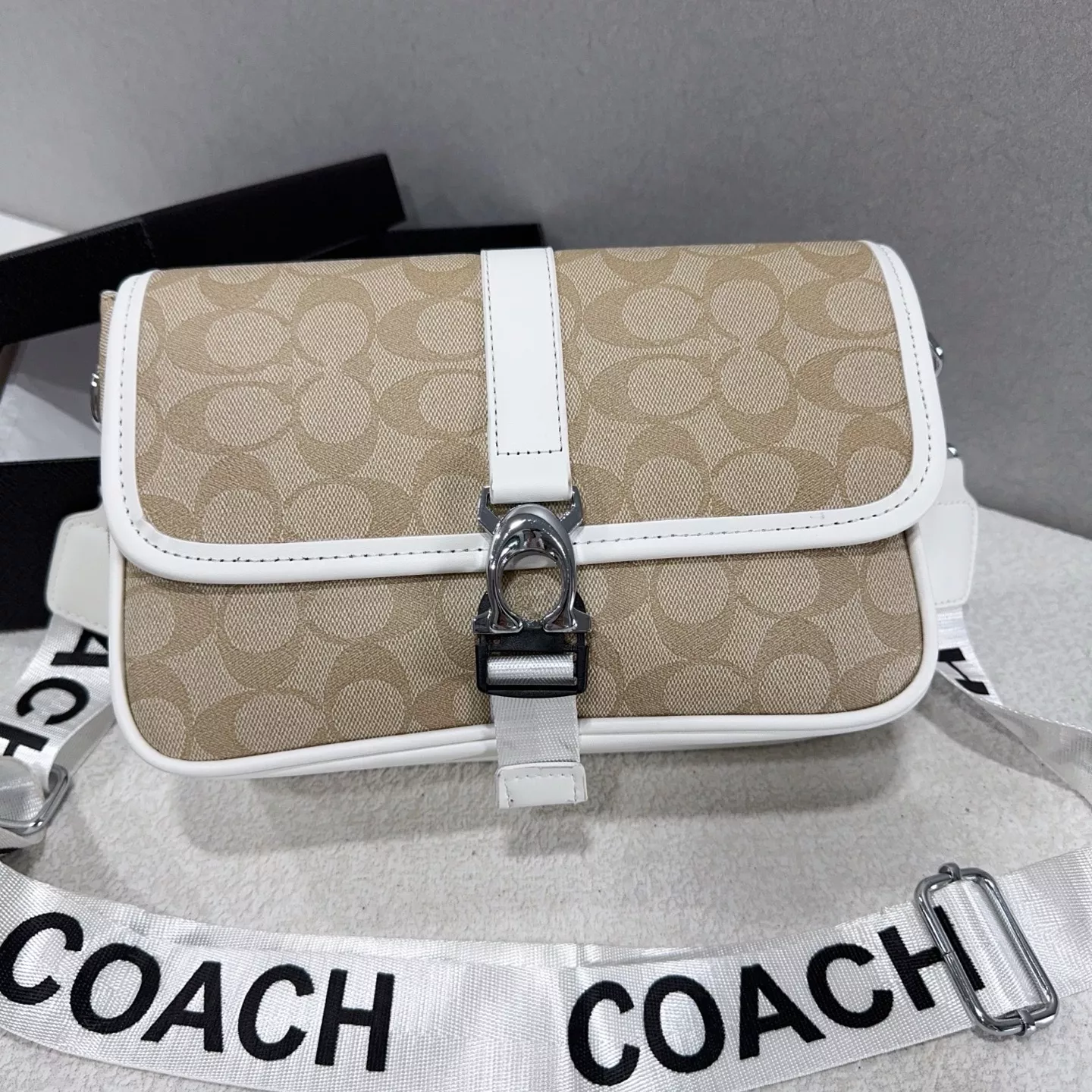 EyeCatching 1101 Coach Messenger Bag For Women