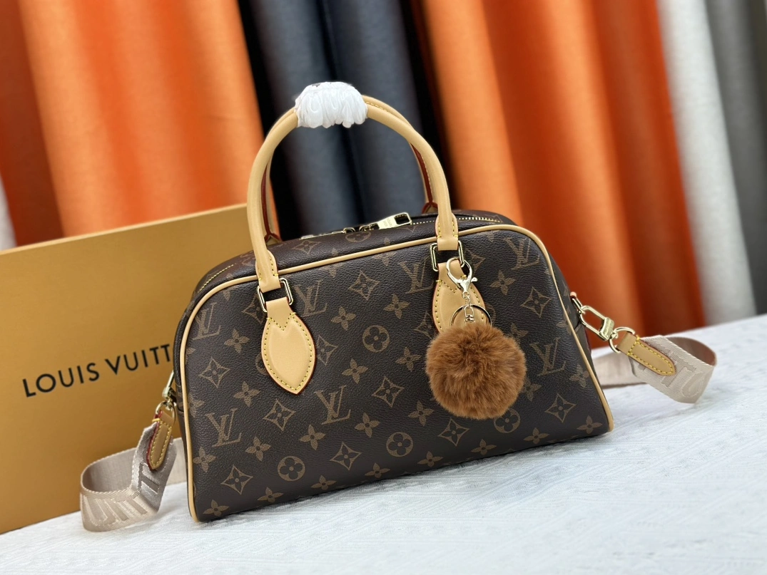 EyeCatching 131 Louis Vuitton AAA Quality Handbags For Women