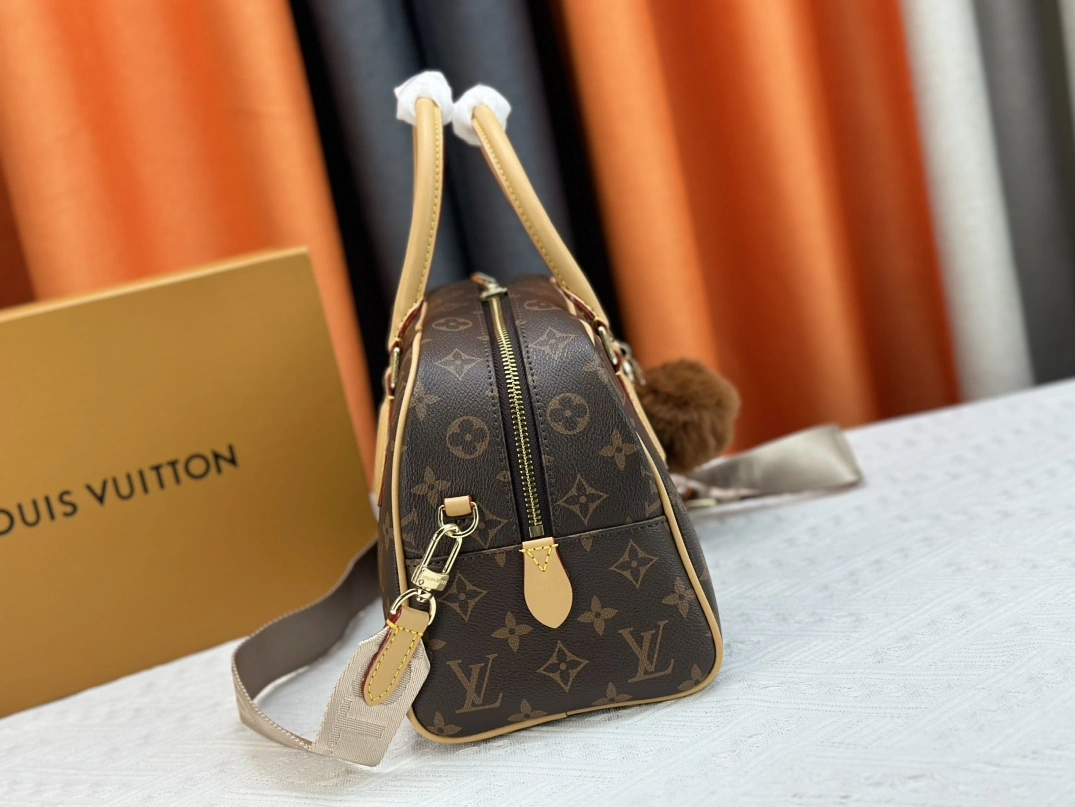 EyeCatching 131 Louis Vuitton AAA Quality Handbags For Women