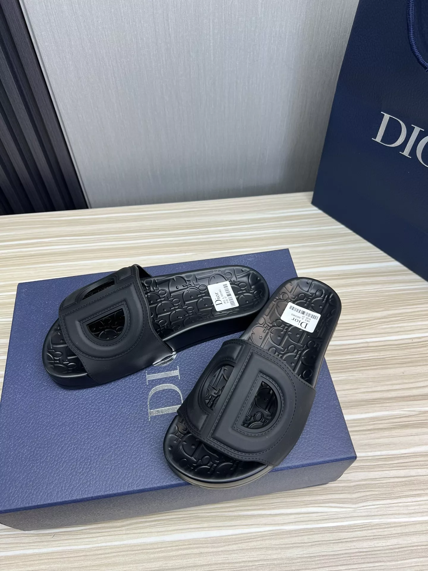 EyeCatching 1547 Christian Dior Slippers For Men