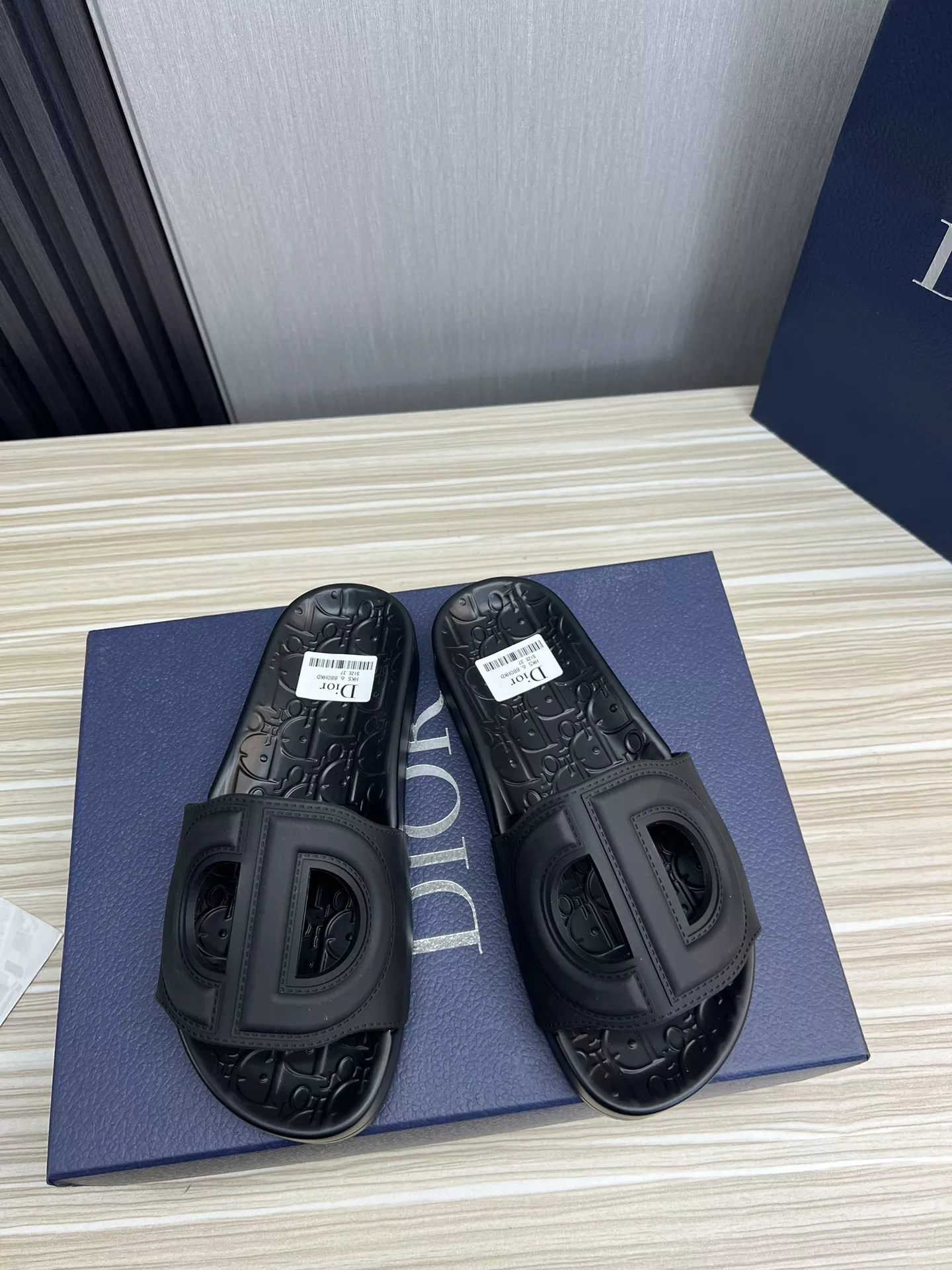 EyeCatching 1547 Christian Dior Slippers For Men