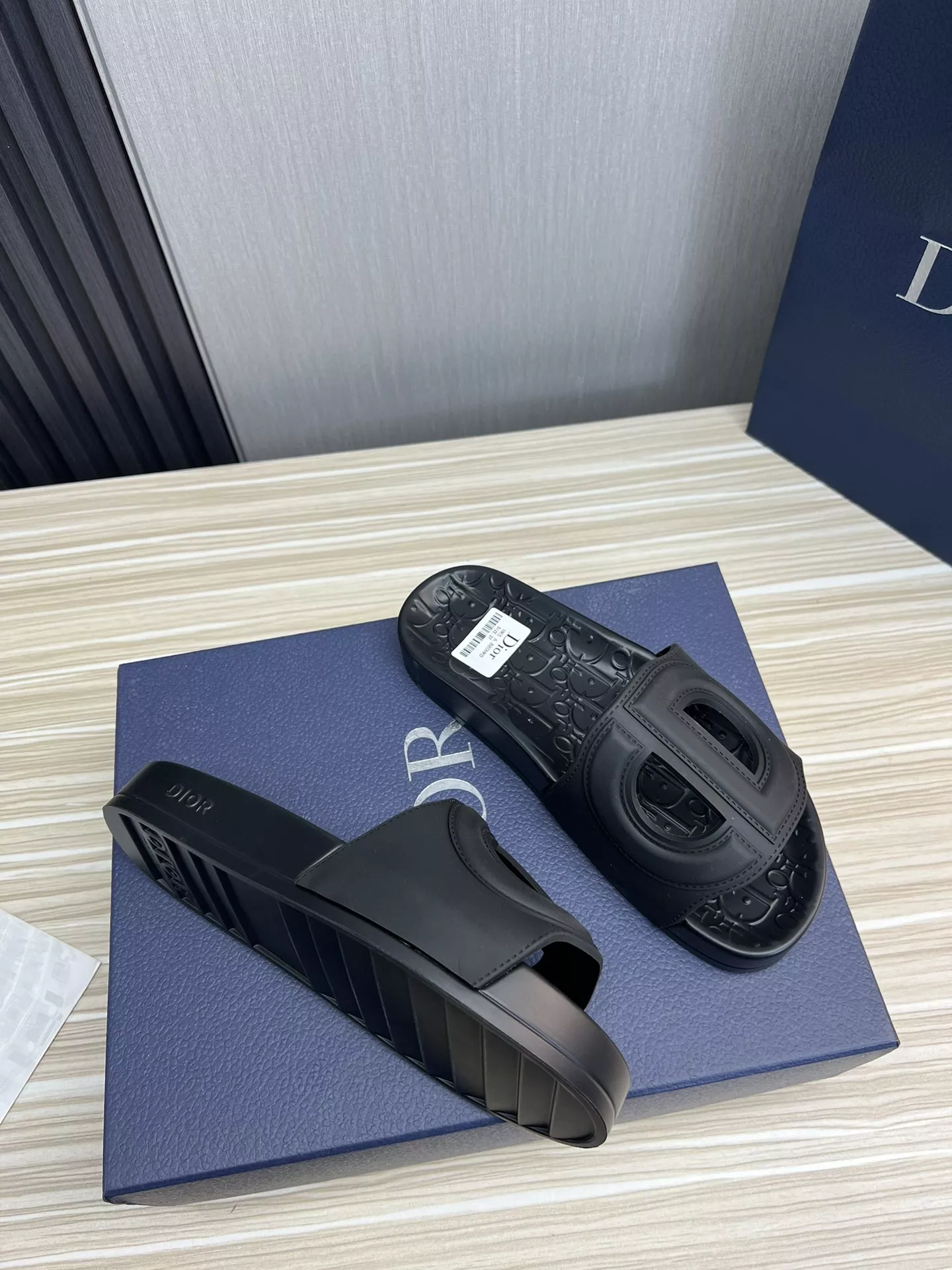 EyeCatching 1547 Christian Dior Slippers For Men