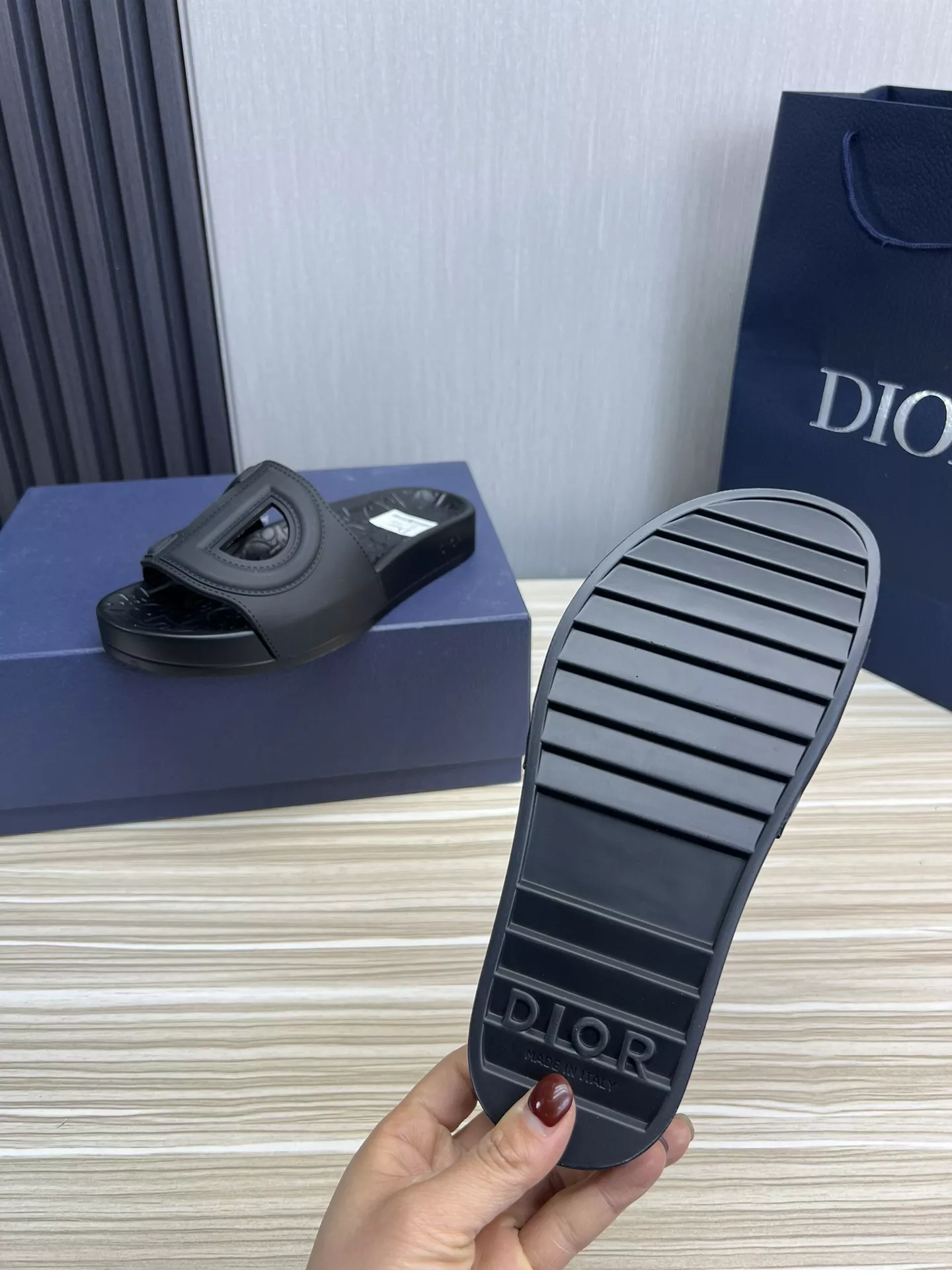EyeCatching 1547 Christian Dior Slippers For Men