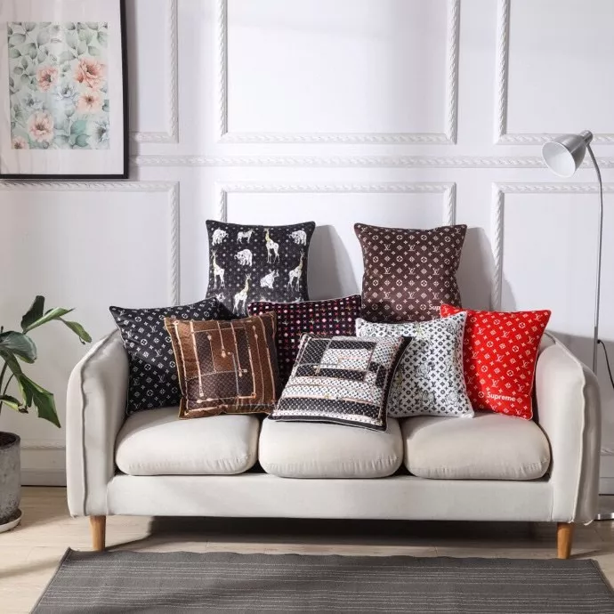 EyeCatching 1554 Louis Vuitton LV Cushion