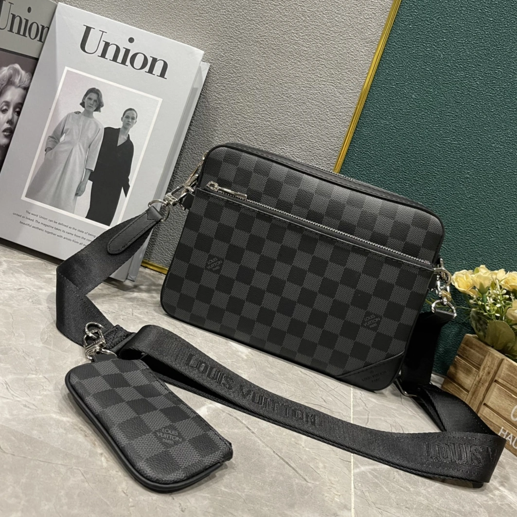 EyeCatching 1670 Louis Vuitton AAA Man Messenger Bags
