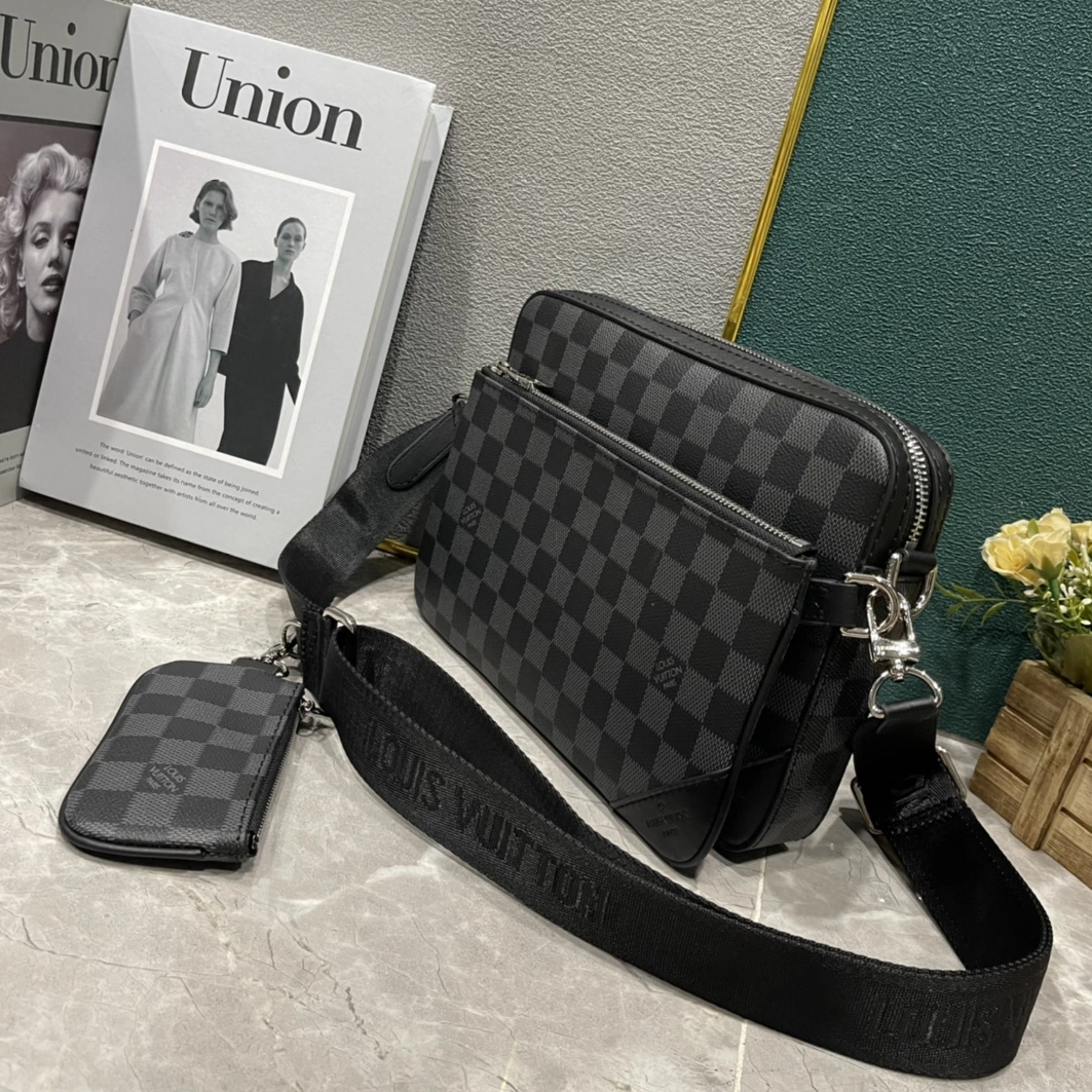 EyeCatching 1670 Louis Vuitton AAA Man Messenger Bags