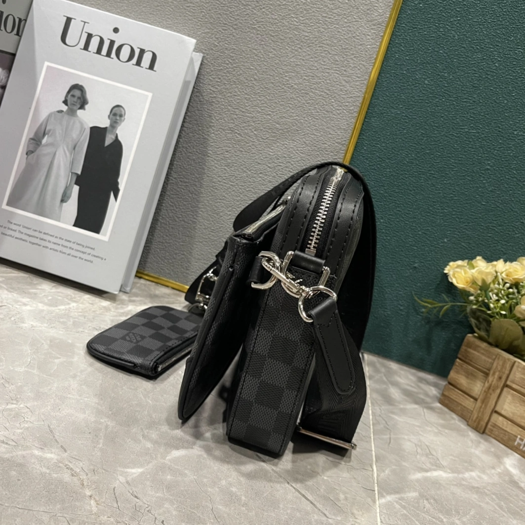 EyeCatching 1670 Louis Vuitton AAA Man Messenger Bags