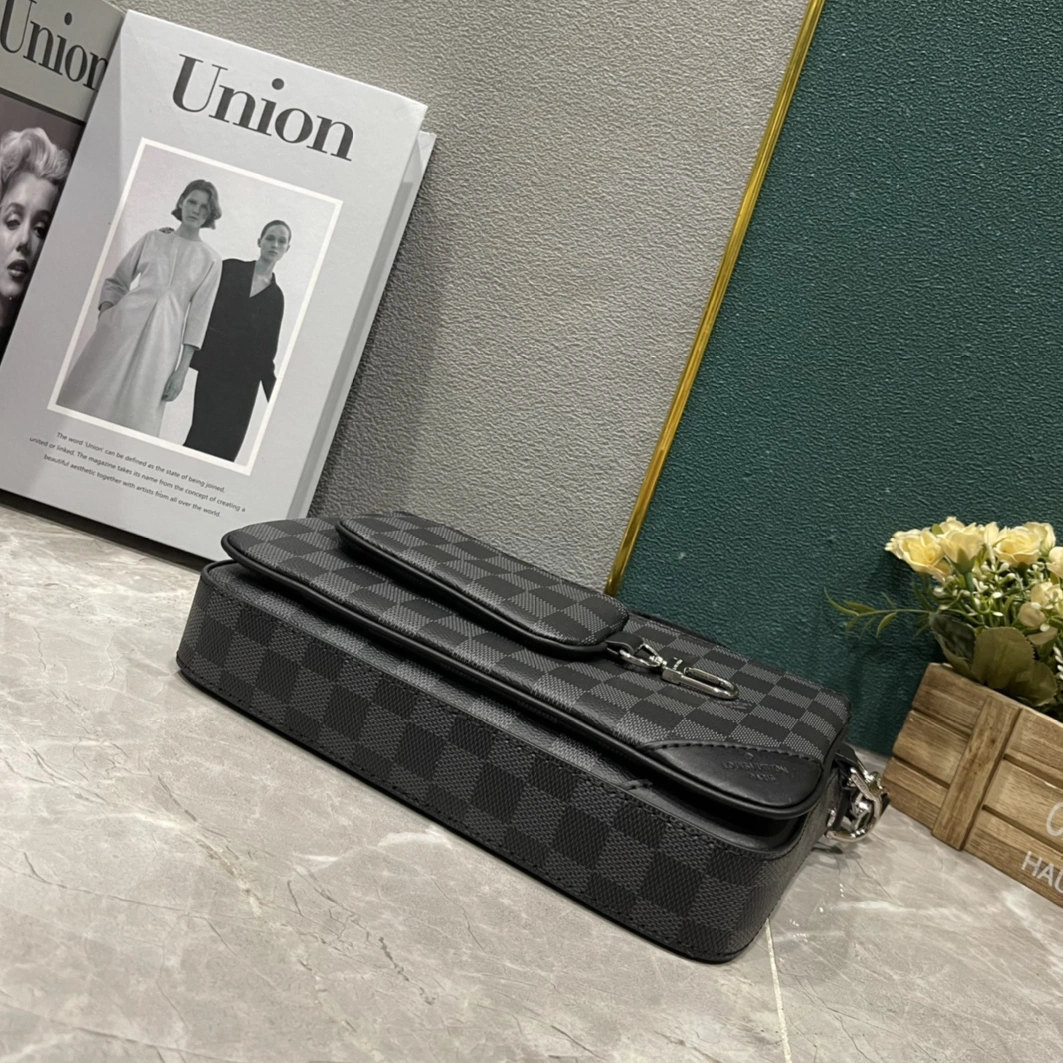 EyeCatching 1670 Louis Vuitton AAA Man Messenger Bags