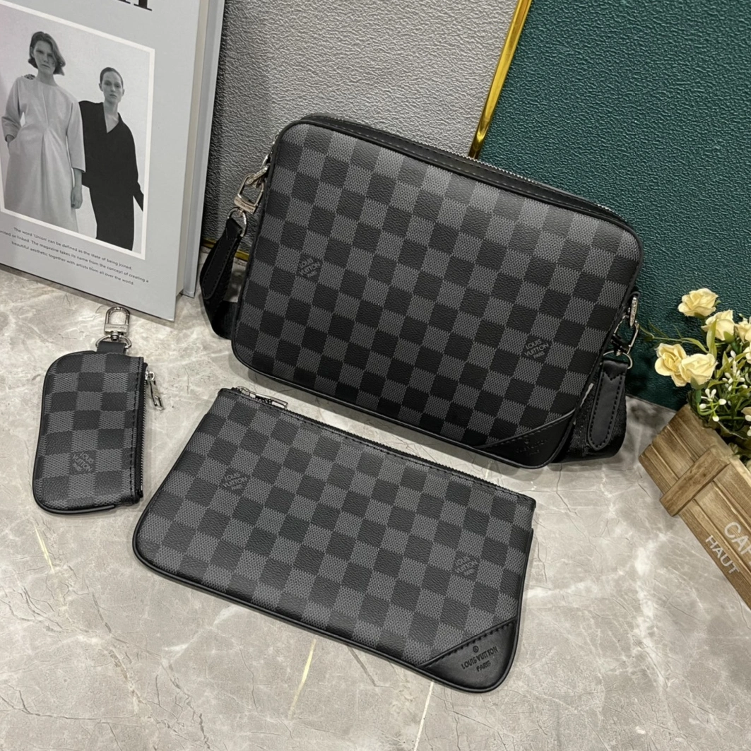 EyeCatching 1670 Louis Vuitton AAA Man Messenger Bags