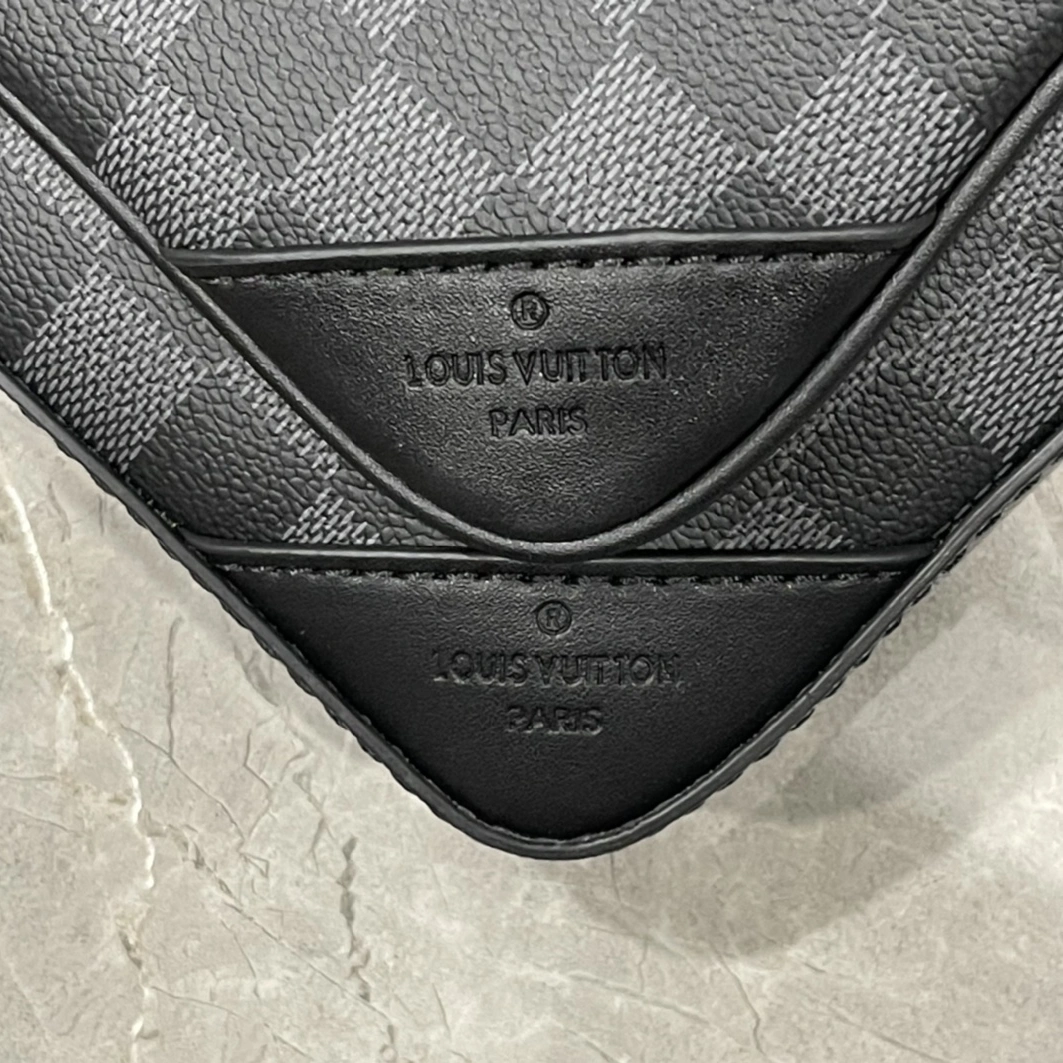 EyeCatching 1670 Louis Vuitton AAA Man Messenger Bags