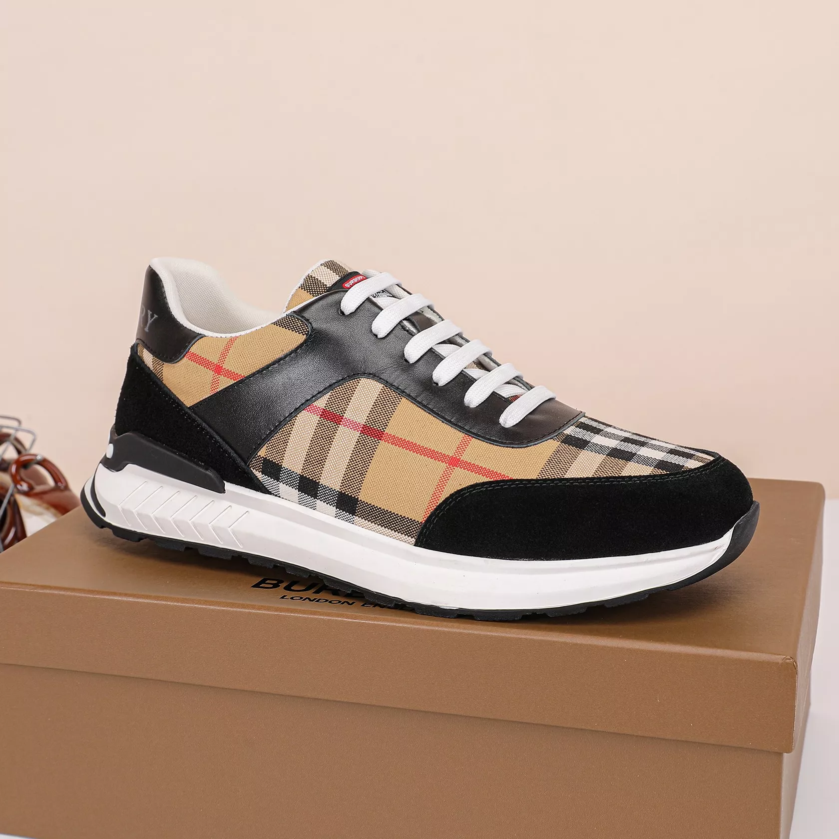 EyeCatching 1850 Burberry Casual Shoes For Men