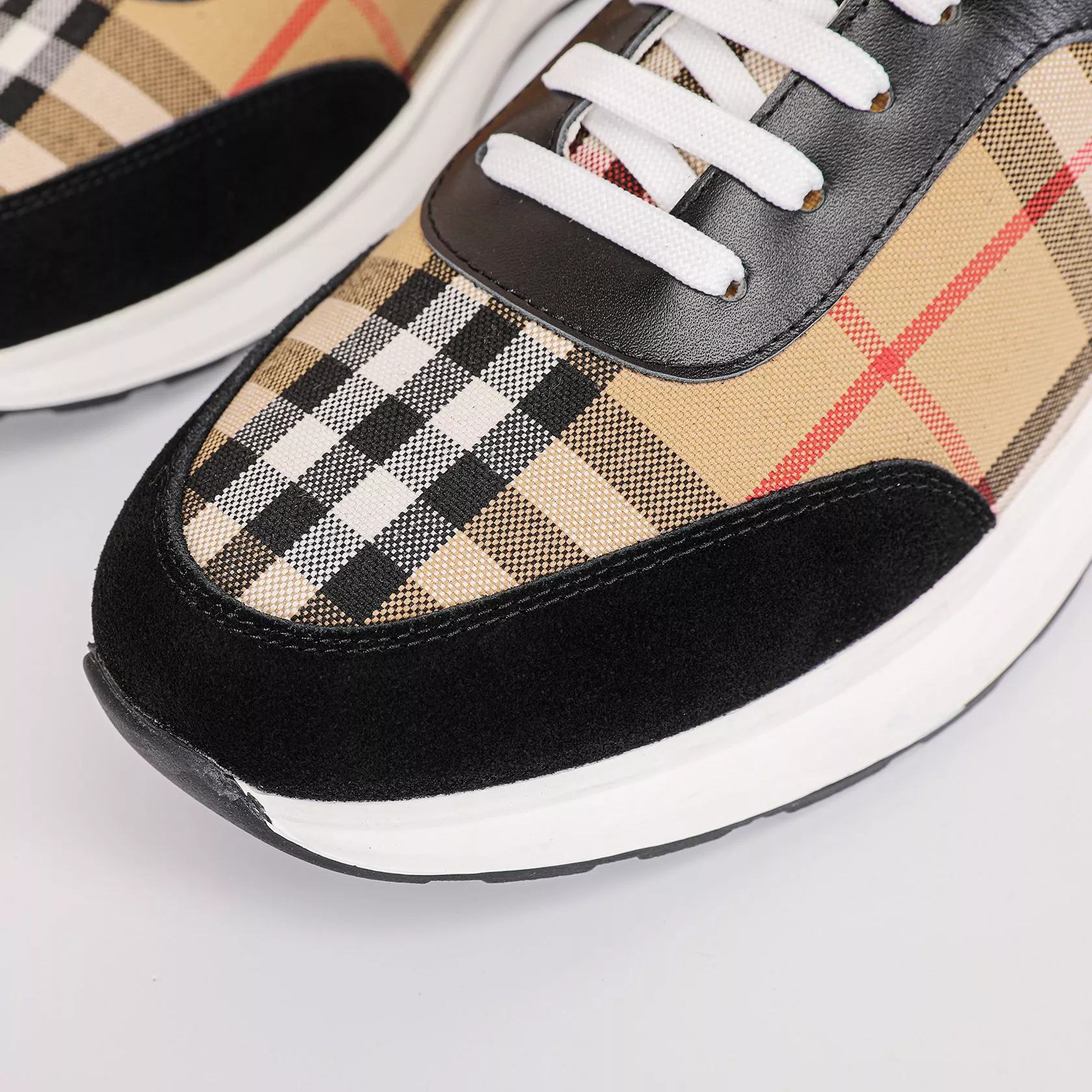 EyeCatching 1850 Burberry Casual Shoes For Men