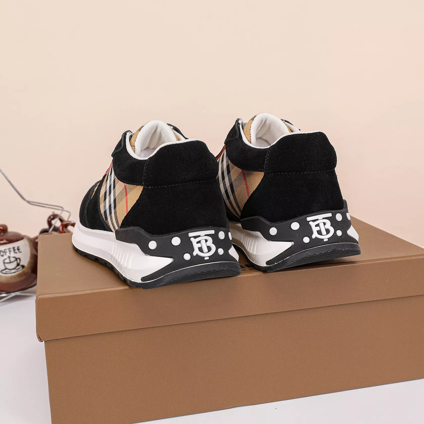 EyeCatching 1850 Burberry Casual Shoes For Men