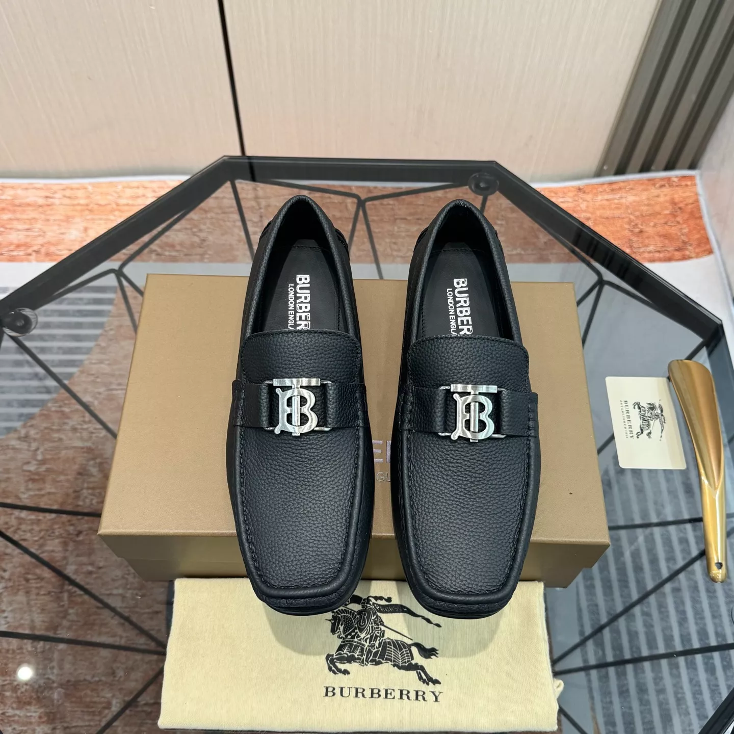 EyeCatching 1996 Burberry Leather Shoes For Men