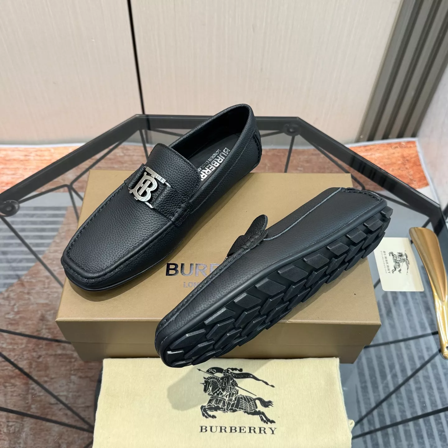 EyeCatching 1996 Burberry Leather Shoes For Men