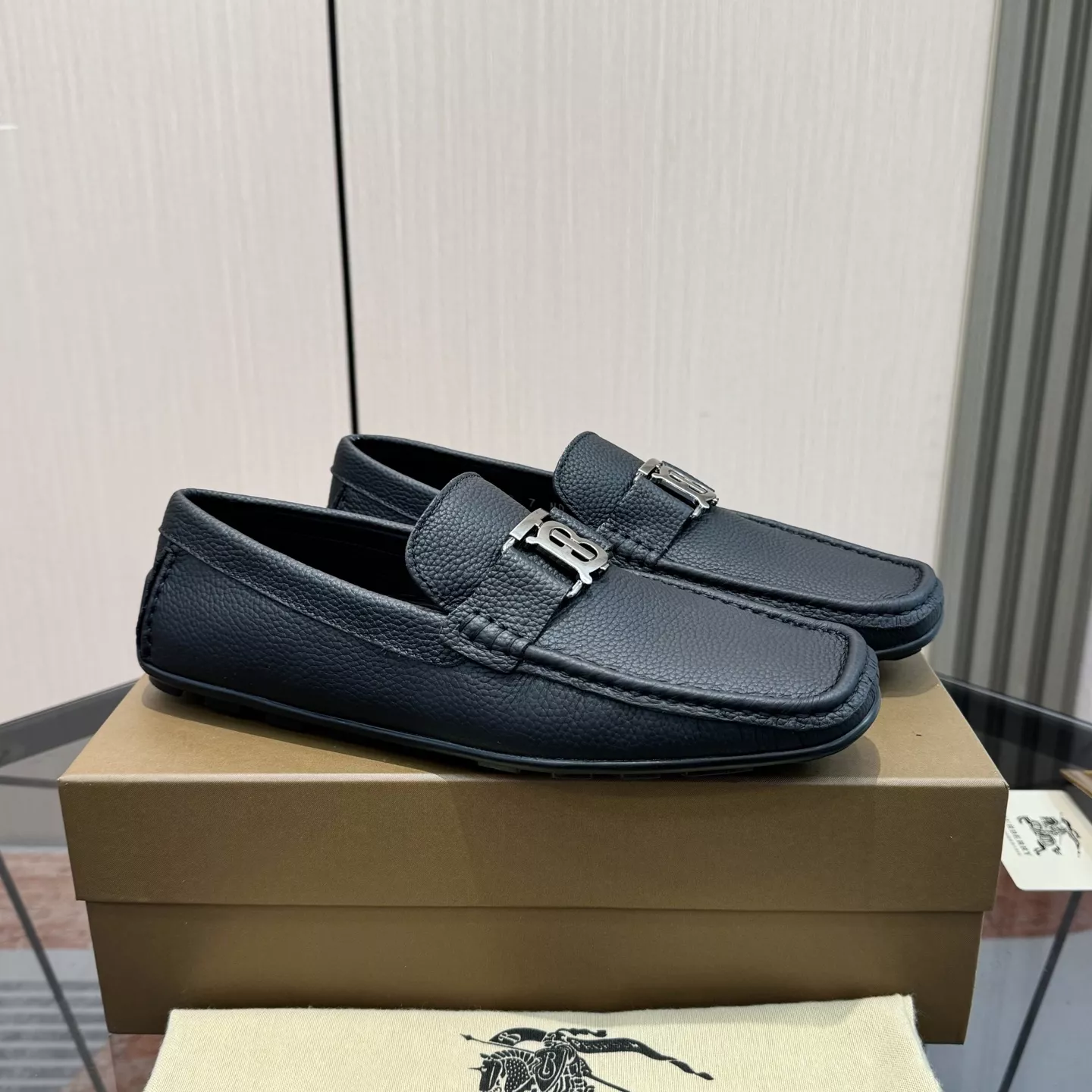 EyeCatching 1996 Burberry Leather Shoes For Men