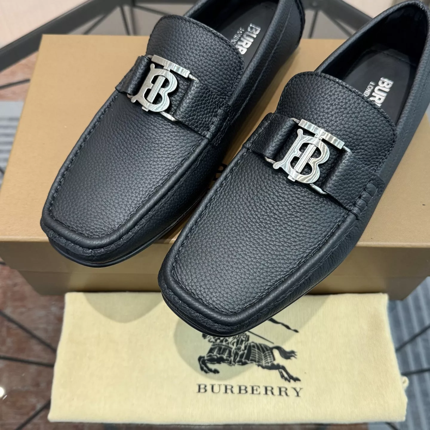 EyeCatching 1996 Burberry Leather Shoes For Men
