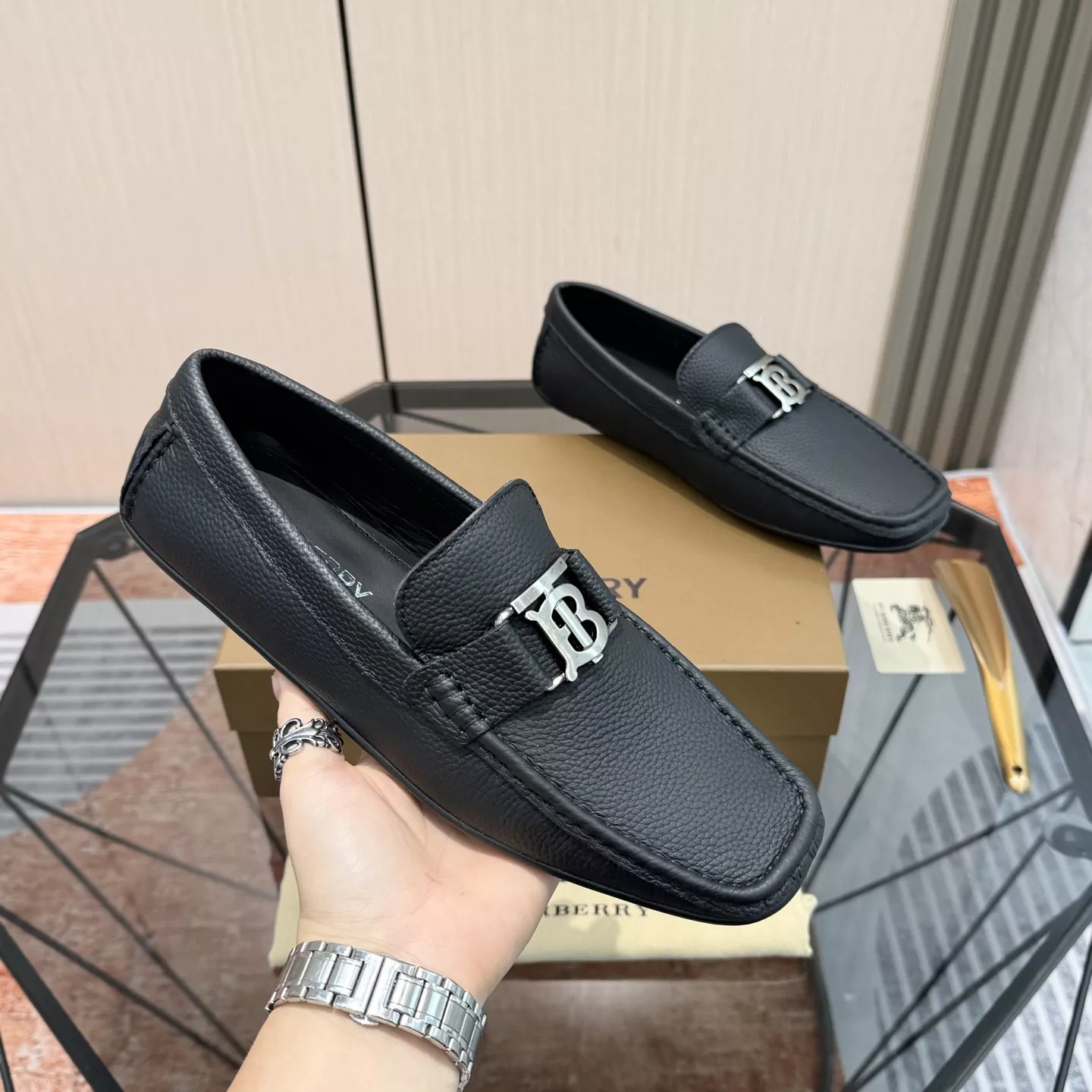 EyeCatching 1996 Burberry Leather Shoes For Men