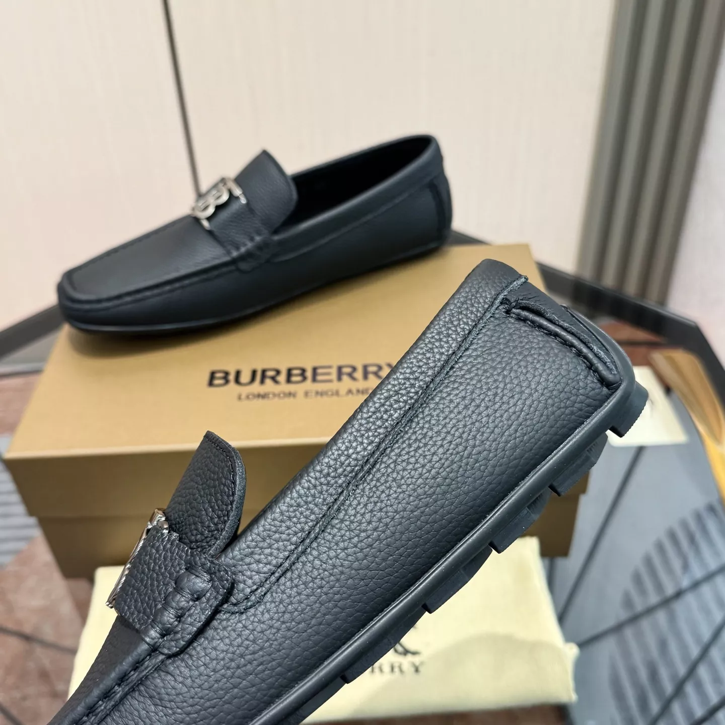 EyeCatching 1996 Burberry Leather Shoes For Men