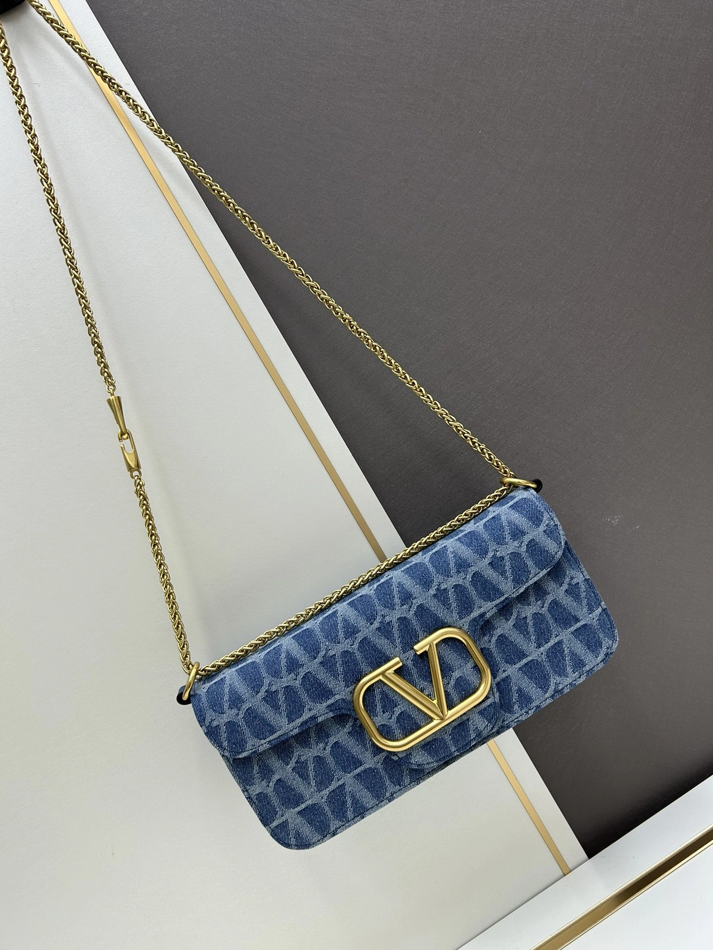 EyeCatching 2432 Valentino AAA Quality Shoulder Bags For Women