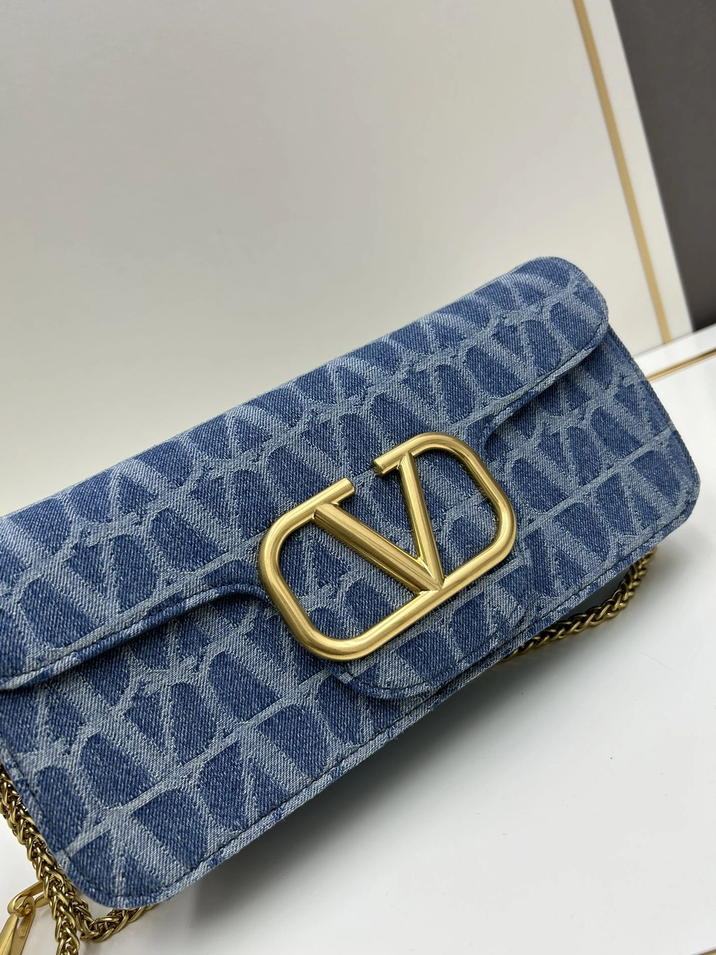 EyeCatching 2432 Valentino AAA Quality Shoulder Bags For Women