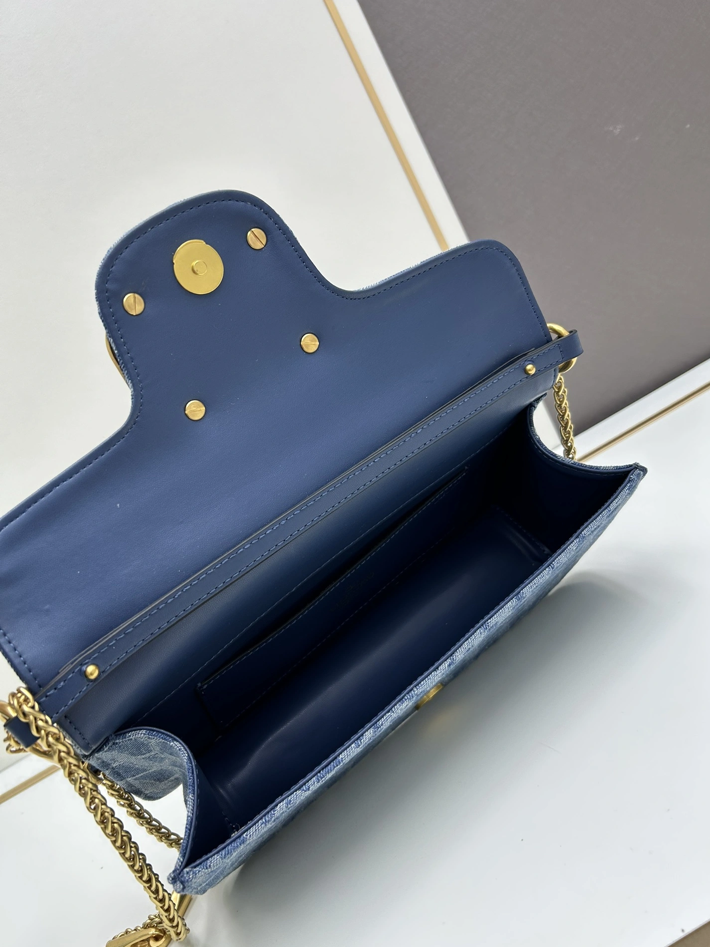 EyeCatching 2432 Valentino AAA Quality Shoulder Bags For Women