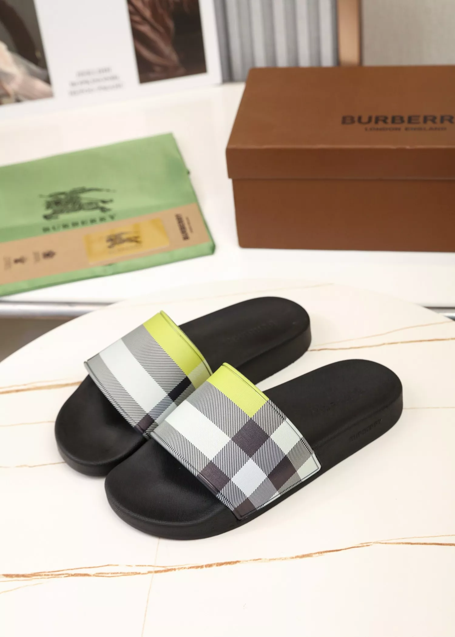 EyeCatching 2503 Burberry Slippers For Men