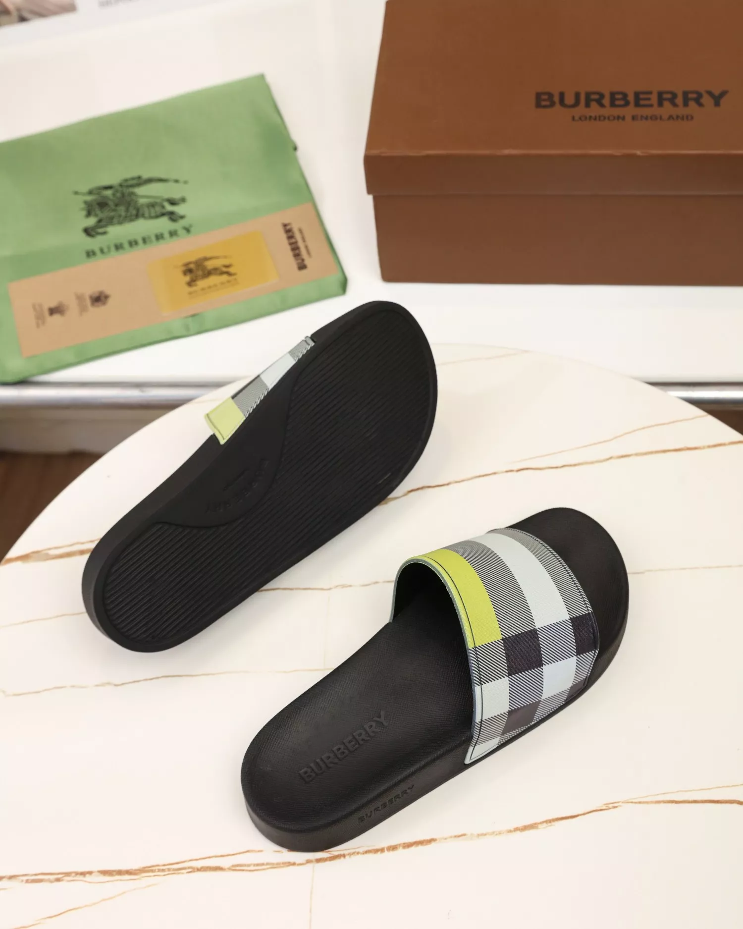 EyeCatching 2503 Burberry Slippers For Men
