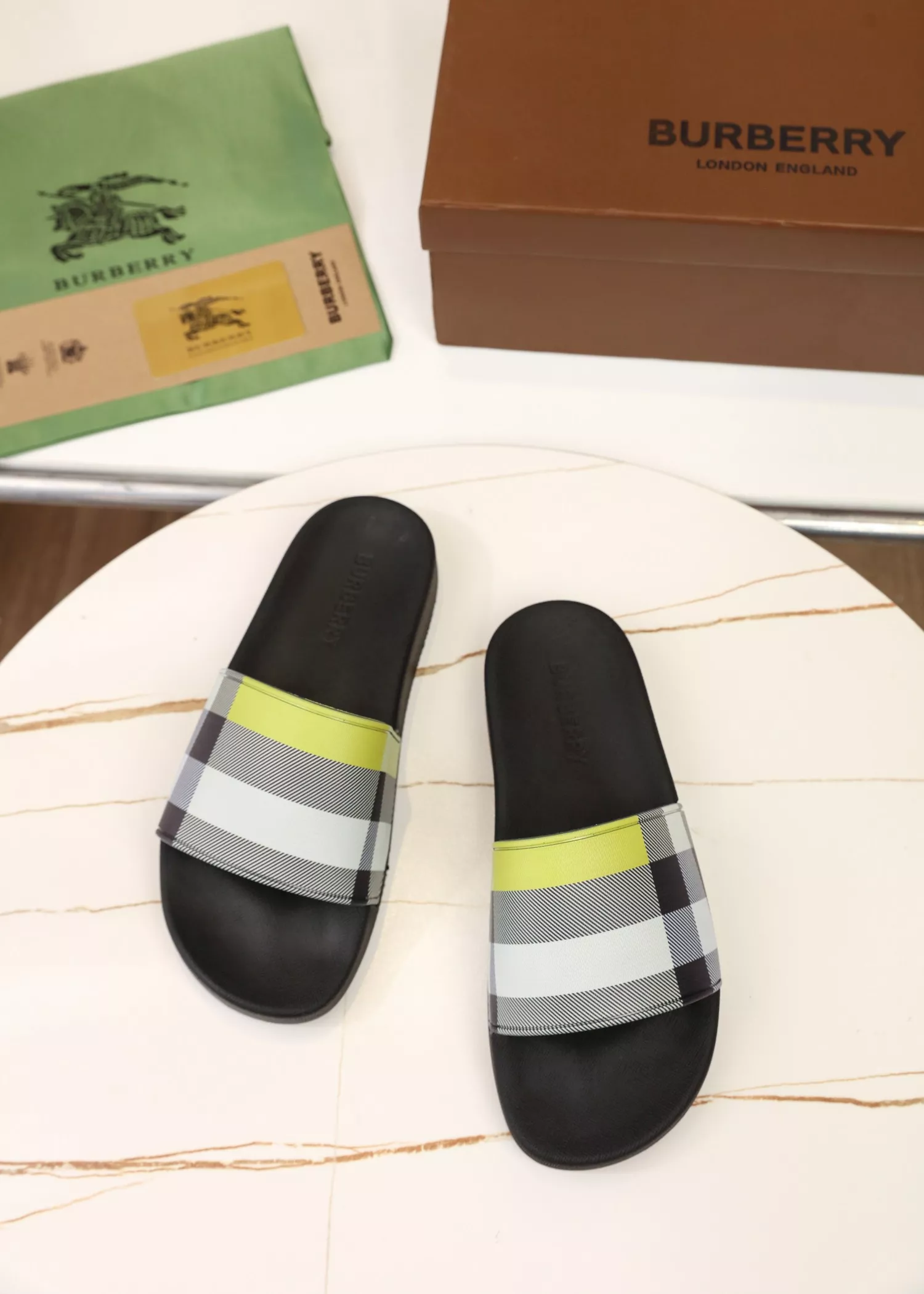 EyeCatching 2503 Burberry Slippers For Men