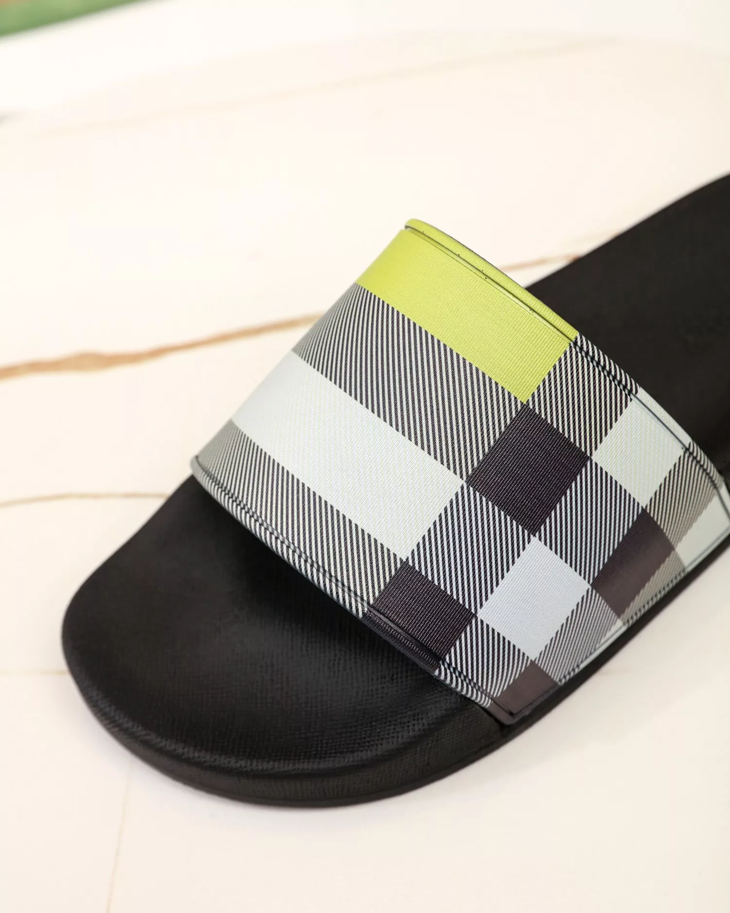 EyeCatching 2503 Burberry Slippers For Men